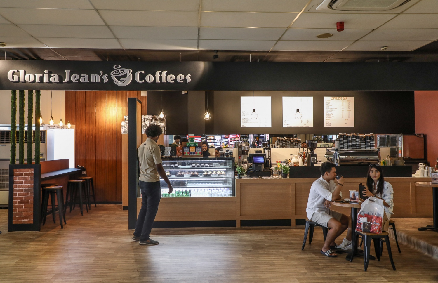 އެ އެއާޕޯޓުގެ ޑިޕާޗާ ހޯލުގައި އަލަށް ހެދި "ގްލޯރިއާ ޖީންސް ކޮފީ"ގެ އައުޓްލެޓް. ފޮޓޯ: ނިޝާން އަލީ /މިހާރު