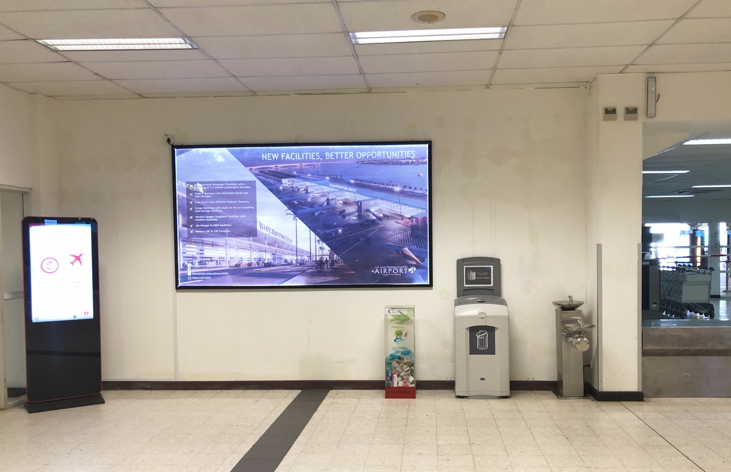 ވެލާނާ އިންޓަނޭޝަނަލް އެއާޕޯޓުގެ ޑިޕާޗާ ހޯލުގައި ހުރި އާ ޓާމިނަލްގެ ކުރެހުން ދައްކައިދޭ ބޯޑެއް: އާ ޓާމިނަލްގެ މަސައްކަތް ވެސް ކުރިޔަށްދާ ކަމަށް އެމްއޭސީއެލް އިން ބުނި.