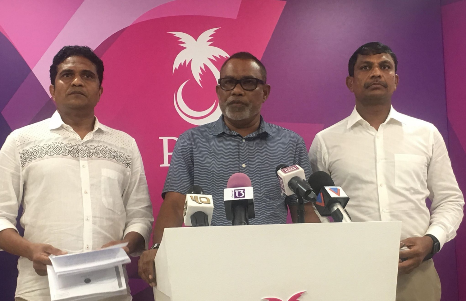 ޕީޕީއެމް އޮފީހުގައި މިއަދު ބޭއްވި ނޫސްވެރިންގެ ބައްދަލުވުމުގައި (ކ-ވ) ރިޔާޒް، އަބްދުއްރަހީމް އަދި ނިހާން ބައިވެރިވެވަޑައިގަންނަވަނީ.