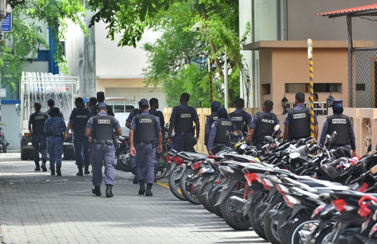 ފުލުހުން މިއަދު ހެނދުނު މަޖިލިސް ކުރާގޭ ސަރަހައްދުގައި ހަރަކާތްތެރިވަނީ. - ފޮޓޯ: ހުސެއިން ވަހީދު/ މިހާރު