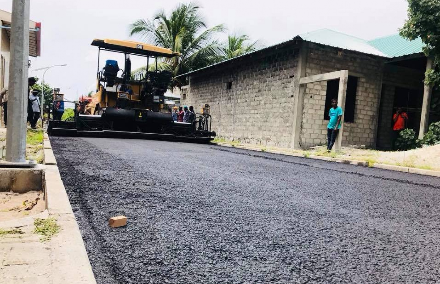 ފުނަދޫގެ މަގުތަކުގައި އެމްޓީސީސީން ތާރު އަޅަނީ