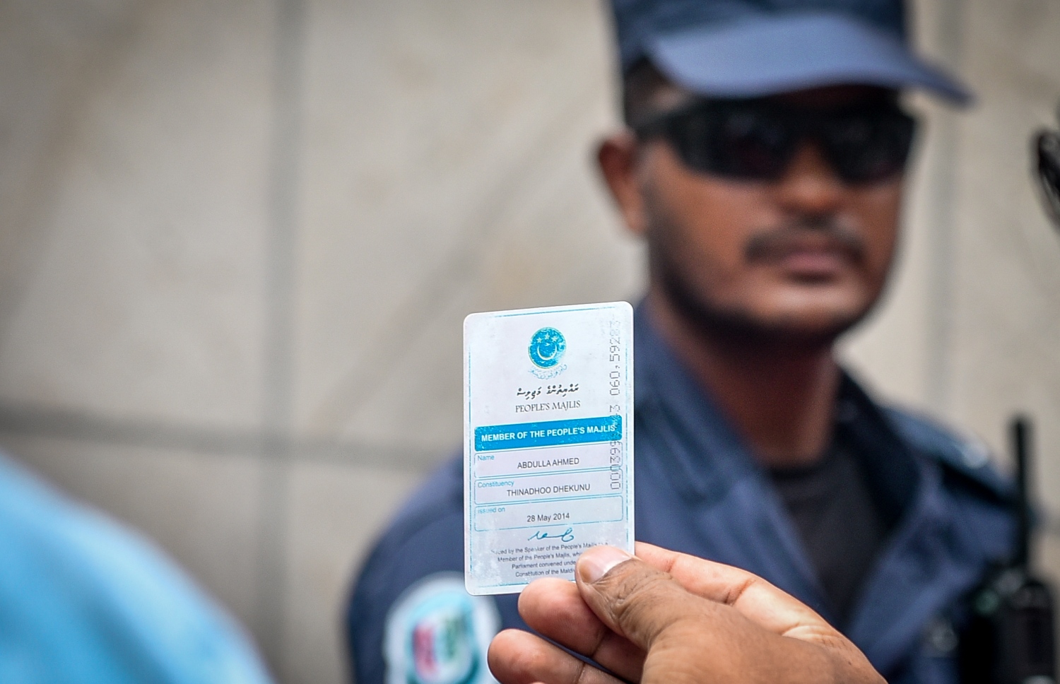 މެމްބަރުން ފުލުހުންނަށް އެމެމްބަރުންގެ ލާޑު ދައްކާލަނީ-- ފޮޓޯ: ނިޝާން އަލީ/މިހާރު