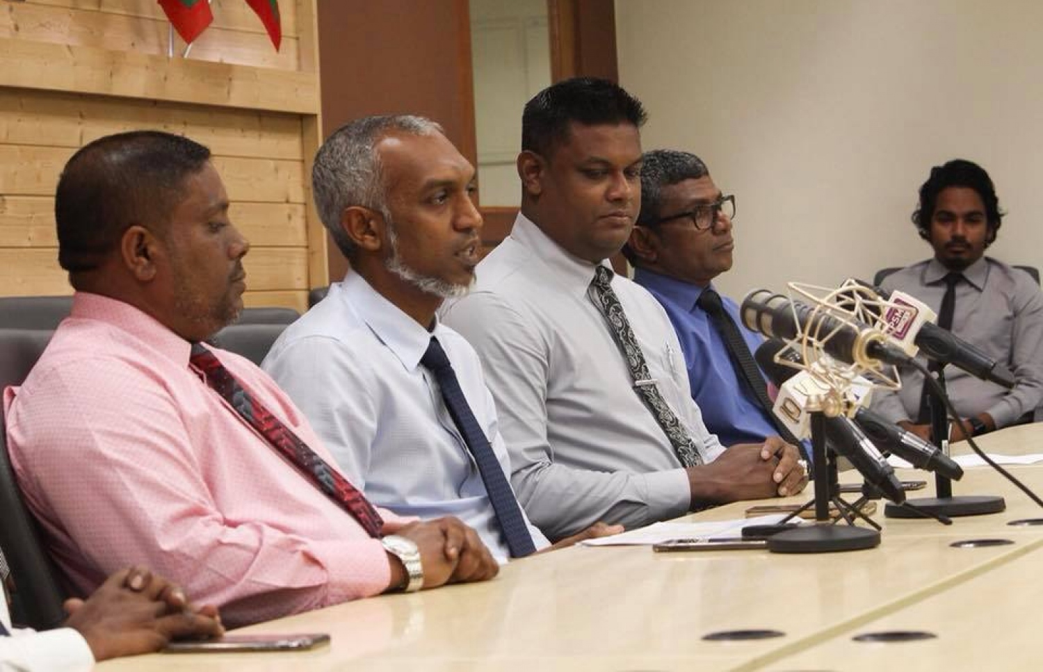 ހައުސިން މިނިސްޓަރު ޑރ. މުހައްމަދު މުއިއްޒު މިއަދު ނޫސްވެރިންނާ ވާހަކަ ދައްކަވަނީ. --ފޮޓޯ/ހައުސިން މިނިސްޓްރީ