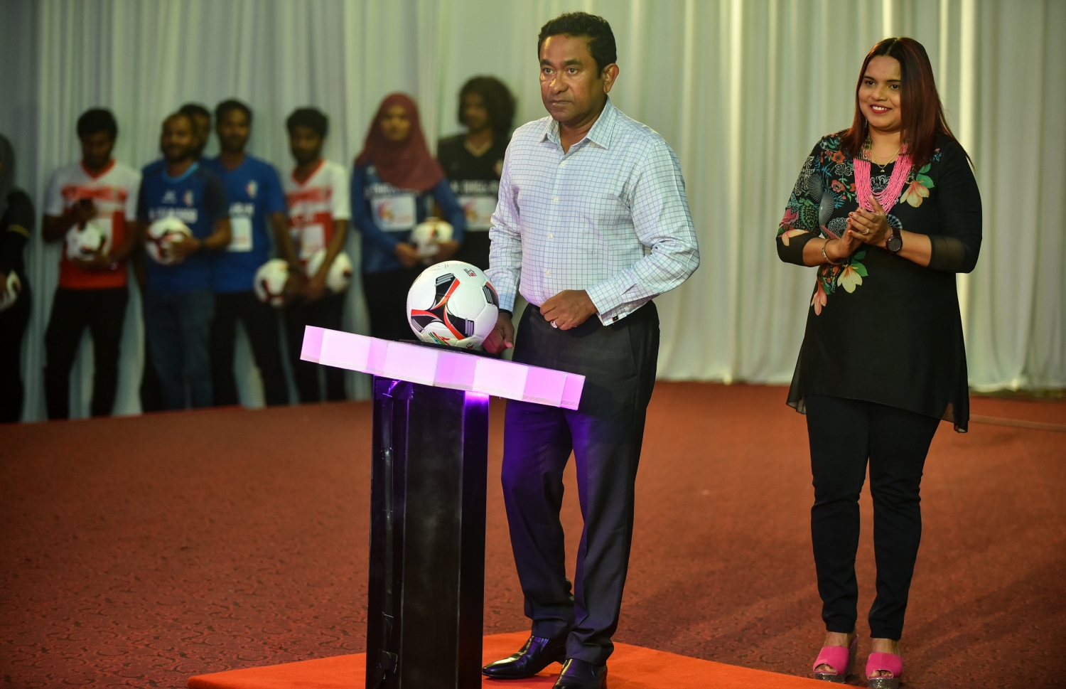 ރާއްޖޭގެ އެކި ރަށްރަށުގައި އަޅާފައިވާ 50 ފުޓްސަލް ދަނޑު، ރައީސް ޔާމީން ރަސްމީކޮށް ހުޅުވައި ދެއްވާއިރު އަރިހުގައި ޔޫތު މިނިސްޓަރު އިރުތިޝާމް އާދަމް(ވ).- ފޮޓޯ: އަހުމަދު ނިޝްއަތު /މިހާރު