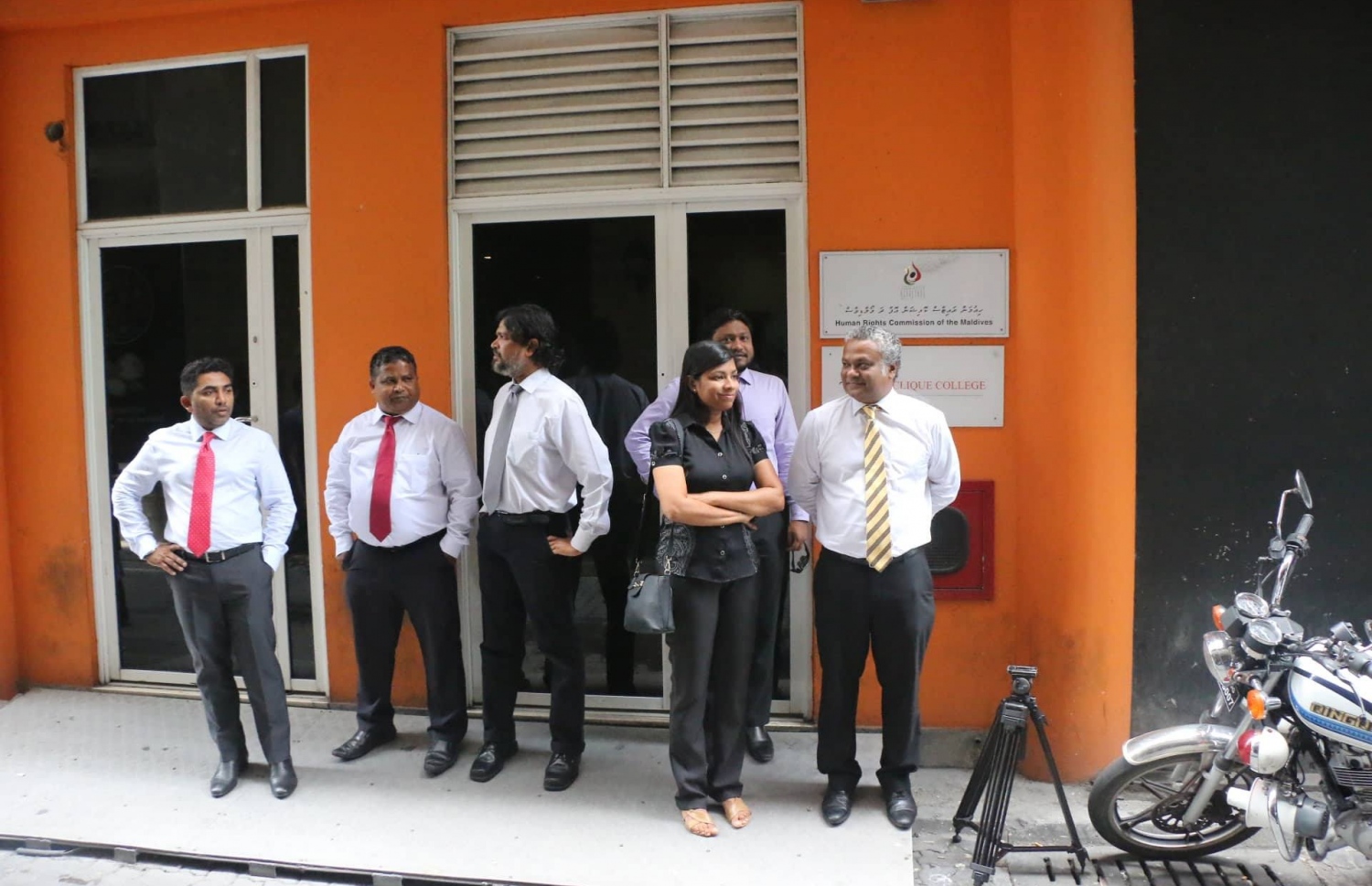 ކުރީގެ ސަރުކާރުގައި އެޗްއާރުސީއެމުން ގާނޫނީ ޒިންމާ އަދާނުކުރާ ކަމުގެ ޝަކުވާ ހިފައިގެން މި ސަރުކާރުގެ އިސް ބައެއް ބޭފުޅުންތަކެއް ކޮމިޝަންގެ އިދާރާ ކުރިމަތީގައި. --ފޮޓޯ/މިހާރު