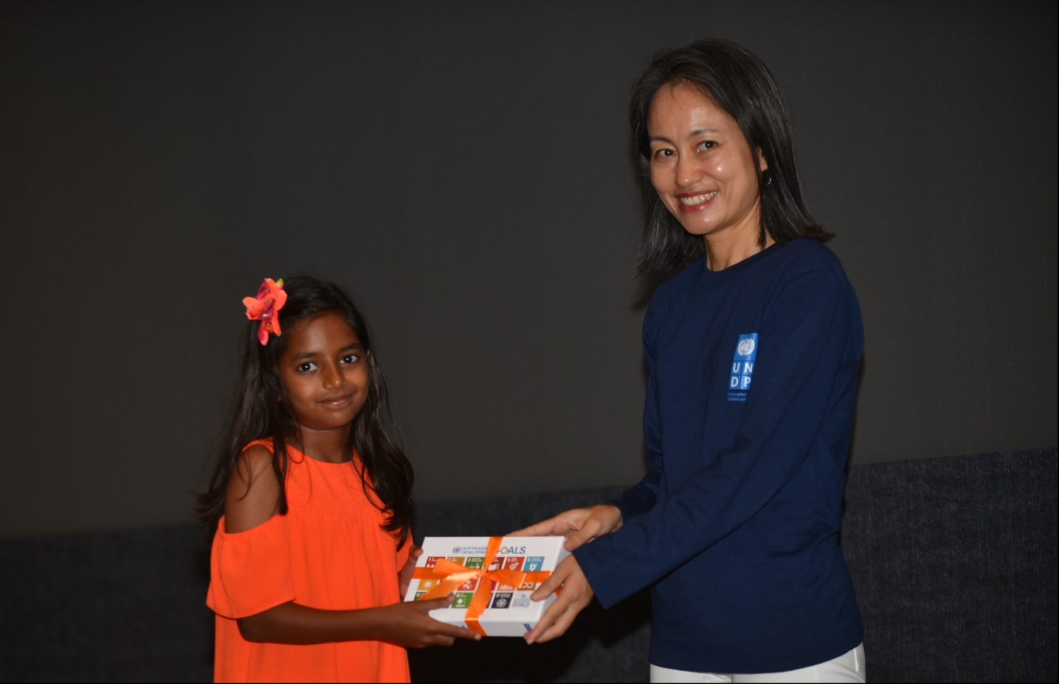 "ފިލްމް ފޯ ޗޭންޖް" ގެ ބައިވެރިއަކަށް އިނާމު ހަވާލުކުރަނީ-- ފޮޓޯ: ހުސެއިން ވަހީދު/ މިހާރު