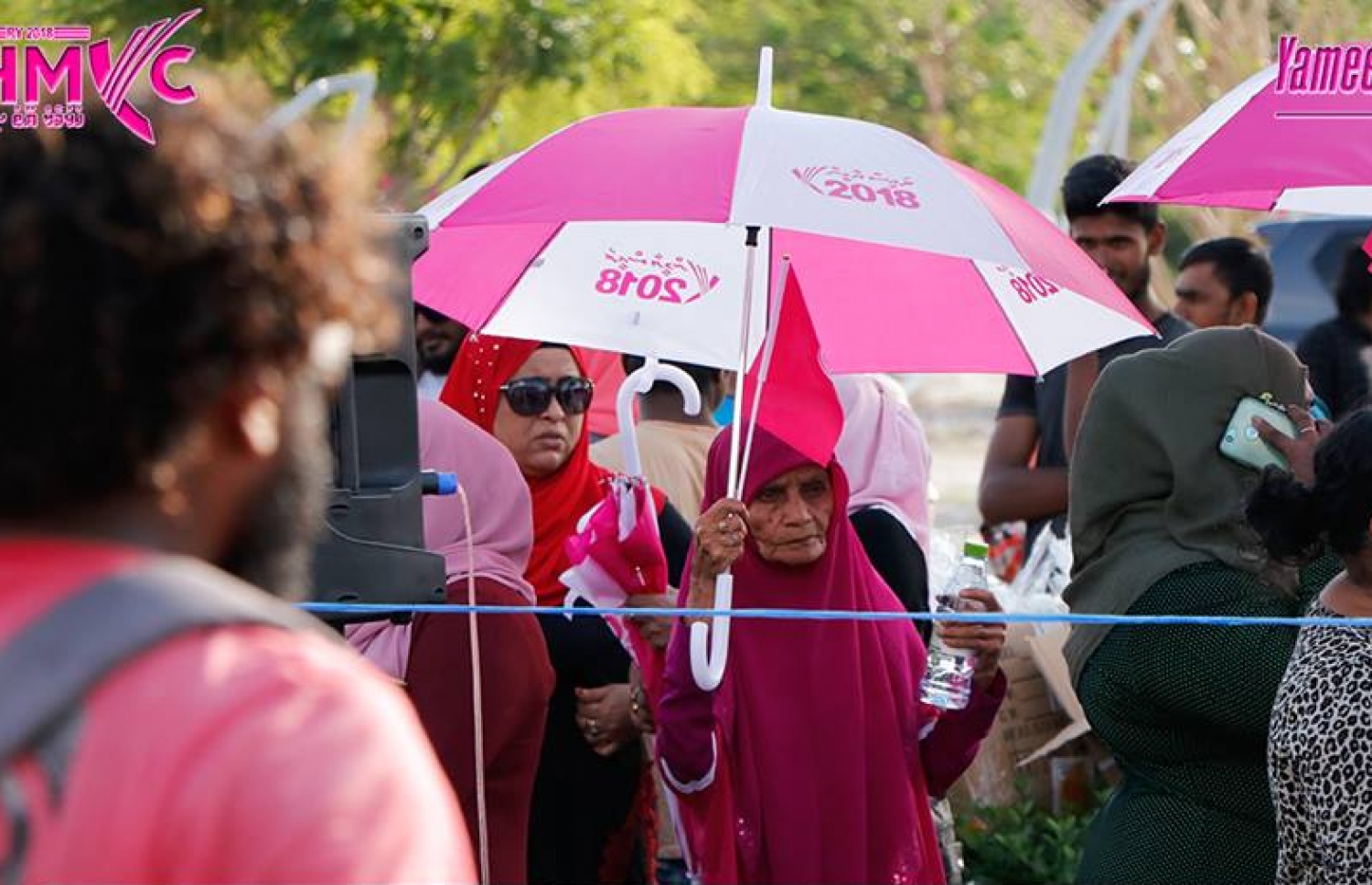 ހުޅުމާލޭގައި މިއަދު ބޭއްވި ހަރަކާތުގައި އުމުރުން ދުވަސްވީ މީހަކު ކުޑައެއް ހިފައިގެން.