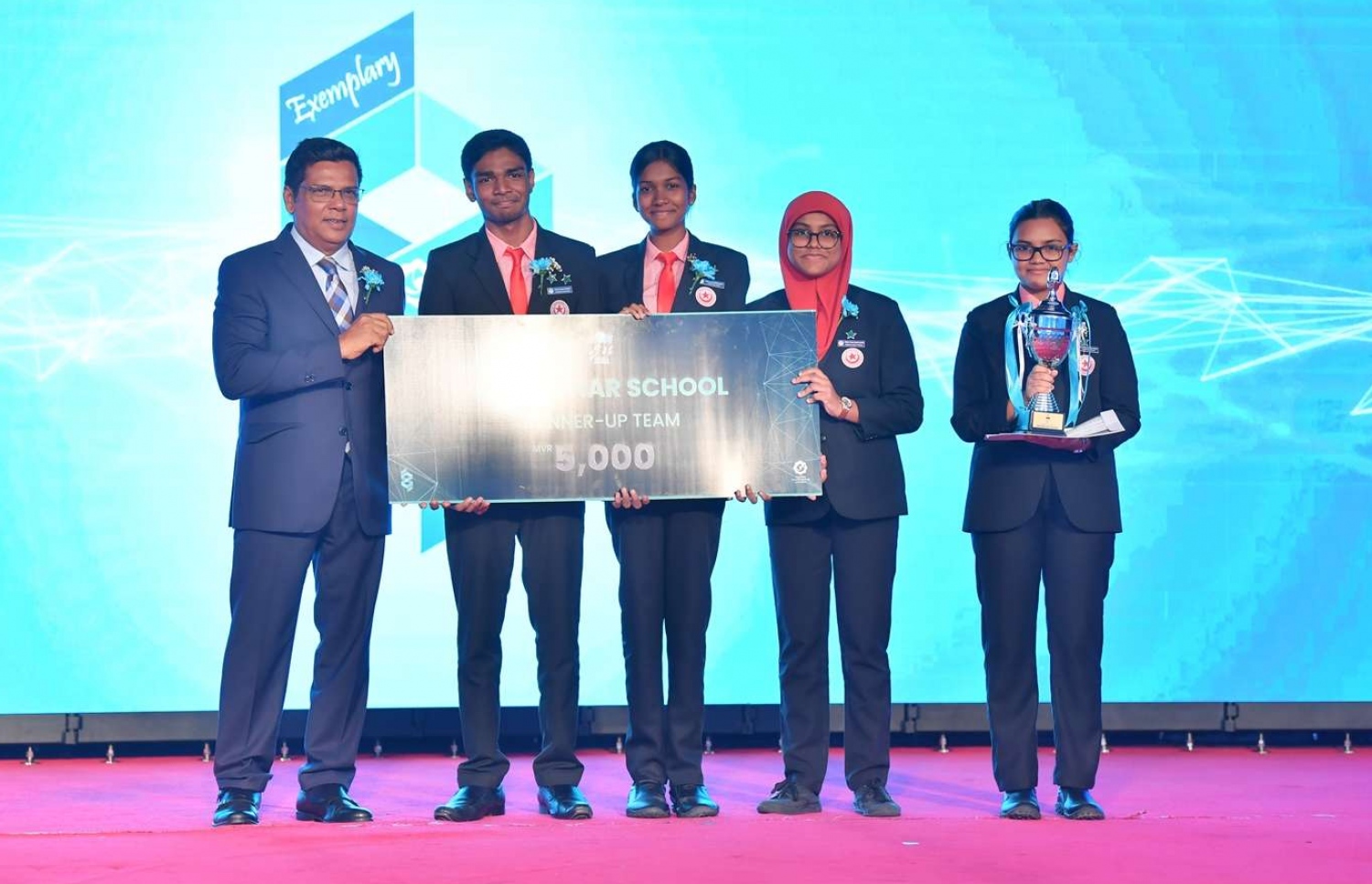 މާލެ: އޮގަސްޓް 3، 2018: މޯލްޑިވްސް އިންލަންޑް ރެވެނިއު އޮތޯރިޓީ (މީރާ)ގެ އަށް ވަނަ އަހަރީ ދުވަސް ފާހަގަކުރަން ދަރުބާރުގޭގައި ބޭއްވި ހަފުލާގެ ތެރެއިން: ނައިބު ރައީސް އަބްދުﷲ ޖިހާދު ޝަރަފުވެރިކޮށްދެއްވި މިހަފްލާގައި މީރާއިން މި އަހަރު ވެސް ވަނީ އެންމެ ގިނައިން ޓެކްސް ދެއްކި ފަރާތްތަކަށް، ތަފާތު 11 ގިންތިއަކުން 17 ފަރާތަކަށް ރަންލާރި އެވޯޑު ދީފައި.---ފޮޓޯ: ރައީސް އޮފީސް