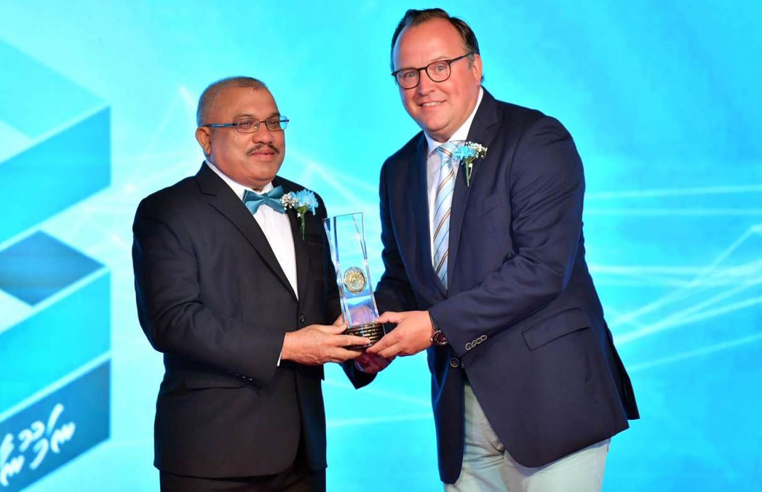 މާލެ: އޮގަސްޓް 3، 2018: މޯލްޑިވްސް އިންލަންޑް ރެވެނިއު އޮތޯރިޓީ (މީރާ)ގެ އަށް ވަނަ އަހަރީ ދުވަސް ފާހަގަކުރަން ދަރުބާރުގޭގައި ބޭއްވި ހަފުލާގެ ތެރެއިން: ނައިބު ރައީސް އަބްދުﷲ ޖިހާދު ޝަރަފުވެރިކޮށްދެއްވި މިހަފްލާގައި މީރާއިން މި އަހަރު ވެސް ވަނީ އެންމެ ގިނައިން ޓެކްސް ދެއްކި ފަރާތްތަކަށް، ތަފާތު 11 ގިންތިއަކުން 17 ފަރާތަކަށް ރަންލާރި އެވޯޑު ދީފައި.---ފޮޓޯ: ރައީސް އޮފީސް