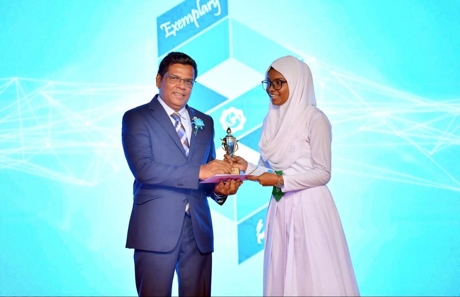 މާލެ: އޮގަސްޓް 3، 2018: މޯލްޑިވްސް އިންލަންޑް ރެވެނިއު އޮތޯރިޓީ (މީރާ)ގެ އަށް ވަނަ އަހަރީ ދުވަސް ފާހަގަކުރަން ދަރުބާރުގޭގައި ބޭއްވި ހަފުލާގެ ތެރެއިން: ނައިބު ރައީސް އަބްދުﷲ ޖިހާދު ޝަރަފުވެރިކޮށްދެއްވި މިހަފްލާގައި މީރާއިން މި އަހަރު ވެސް ވަނީ އެންމެ ގިނައިން ޓެކްސް ދެއްކި ފަރާތްތަކަށް، ތަފާތު 11 ގިންތިއަކުން 17 ފަރާތަކަށް ރަންލާރި އެވޯޑު ދީފައި.---ފޮޓޯ: ރައީސް އޮފީސް