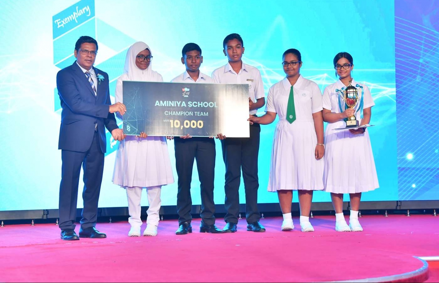 މާލެ: އޮގަސްޓް 3، 2018: މޯލްޑިވްސް އިންލަންޑް ރެވެނިއު އޮތޯރިޓީ (މީރާ)ގެ އަށް ވަނަ އަހަރީ ދުވަސް ފާހަގަކުރަން ދަރުބާރުގޭގައި ބޭއްވި ހަފުލާގެ ތެރެއިން: ނައިބު ރައީސް އަބްދުﷲ ޖިހާދު ޝަރަފުވެރިކޮށްދެއްވި މިހަފްލާގައި މީރާއިން މި އަހަރު ވެސް ވަނީ އެންމެ ގިނައިން ޓެކްސް ދެއްކި ފަރާތްތަކަށް، ތަފާތު 11 ގިންތިއަކުން 17 ފަރާތަކަށް ރަންލާރި އެވޯޑު ދީފައި.---ފޮޓޯ: ރައީސް އޮފީސް