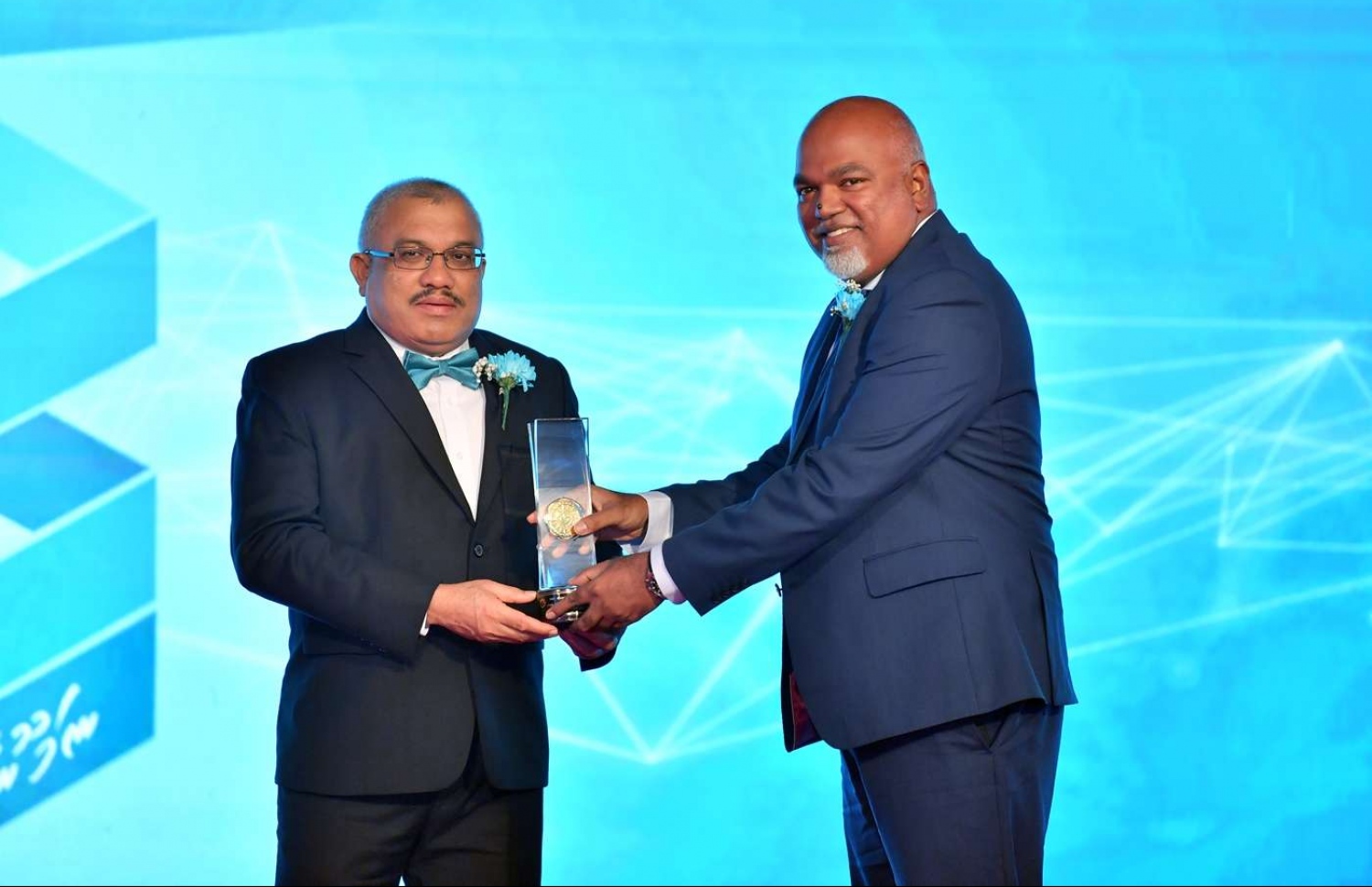 މާލެ: އޮގަސްޓް 3، 2018: މޯލްޑިވްސް އިންލަންޑް ރެވެނިއު އޮތޯރިޓީ (މީރާ)ގެ އަށް ވަނަ އަހަރީ ދުވަސް ފާހަގަކުރަން ދަރުބާރުގޭގައި ބޭއްވި ހަފުލާގެ ތެރެއިން: ނައިބު ރައީސް އަބްދުﷲ ޖިހާދު ޝަރަފުވެރިކޮށްދެއްވި މިހަފްލާގައި މީރާއިން މި އަހަރު ވެސް ވަނީ އެންމެ ގިނައިން ޓެކްސް ދެއްކި ފަރާތްތަކަށް، ތަފާތު 11 ގިންތިއަކުން 17 ފަރާތަކަށް ރަންލާރި އެވޯޑު ދީފައި.---ފޮޓޯ: ރައީސް އޮފީސް