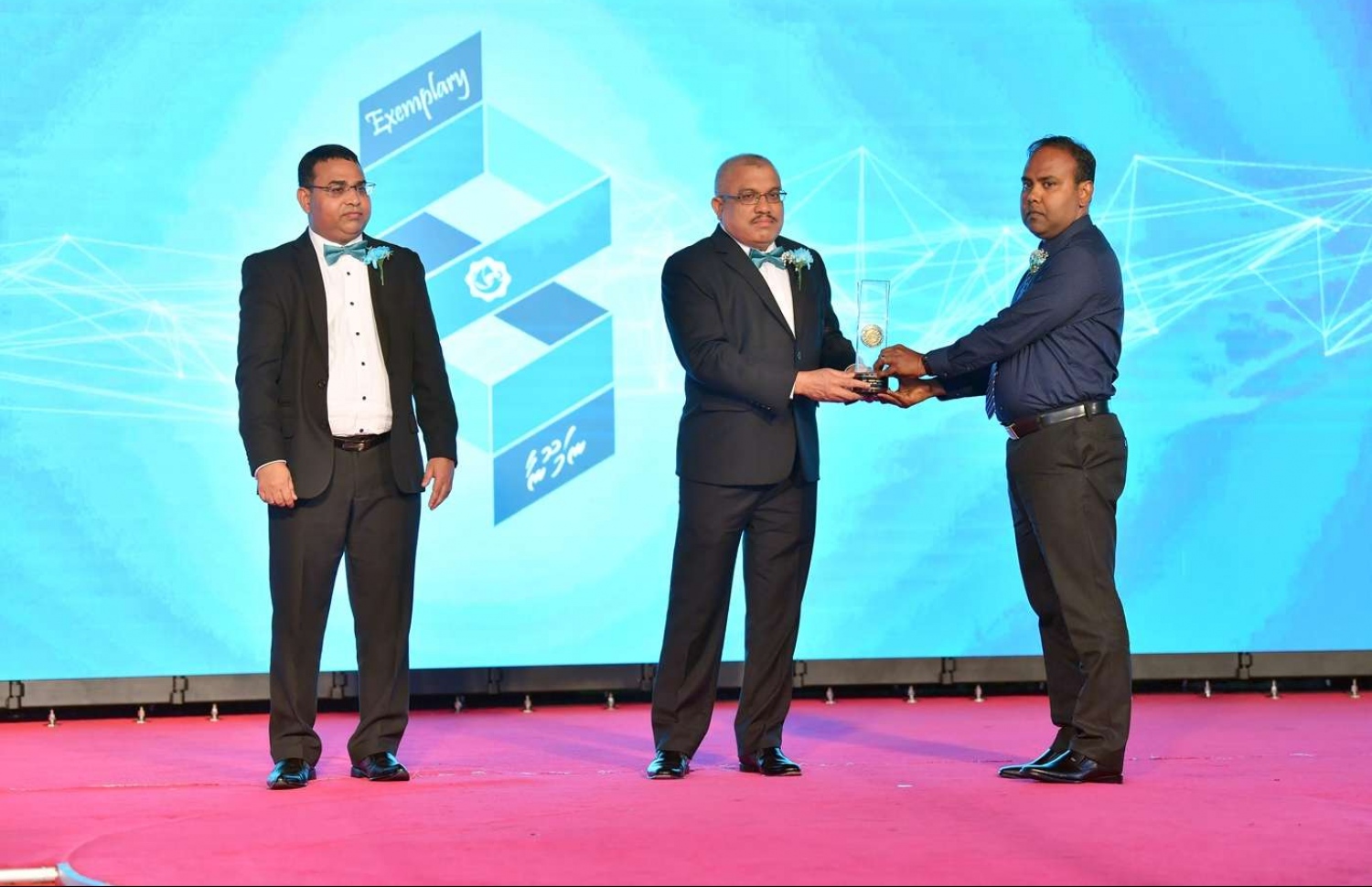 މާލެ: އޮގަސްޓް 3، 2018: މޯލްޑިވްސް އިންލަންޑް ރެވެނިއު އޮތޯރިޓީ (މީރާ)ގެ އަށް ވަނަ އަހަރީ ދުވަސް ފާހަގަކުރަން ދަރުބާރުގޭގައި ބޭއްވި ހަފުލާގެ ތެރެއިން: ނައިބު ރައީސް އަބްދުﷲ ޖިހާދު ޝަރަފުވެރިކޮށްދެއްވި މިހަފްލާގައި މީރާއިން މި އަހަރު ވެސް ވަނީ އެންމެ ގިނައިން ޓެކްސް ދެއްކި ފަރާތްތަކަށް، ތަފާތު 11 ގިންތިއަކުން 17 ފަރާތަކަށް ރަންލާރި އެވޯޑު ދީފައި.---ފޮޓޯ: ރައީސް އޮފީސް