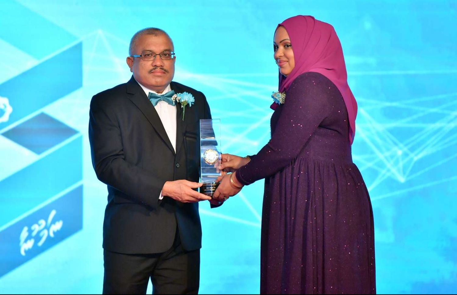 މާލެ: އޮގަސްޓް 3، 2018: މޯލްޑިވްސް އިންލަންޑް ރެވެނިއު އޮތޯރިޓީ (މީރާ)ގެ އަށް ވަނަ އަހަރީ ދުވަސް ފާހަގަކުރަން ދަރުބާރުގޭގައި ބޭއްވި ހަފުލާގެ ތެރެއިން: ނައިބު ރައީސް އަބްދުﷲ ޖިހާދު ޝަރަފުވެރިކޮށްދެއްވި މިހަފްލާގައި މީރާއިން މި އަހަރު ވެސް ވަނީ އެންމެ ގިނައިން ޓެކްސް ދެއްކި ފަރާތްތަކަށް، ތަފާތު 11 ގިންތިއަކުން 17 ފަރާތަކަށް ރަންލާރި އެވޯޑު ދީފައި.---ފޮޓޯ: ރައީސް އޮފީސް