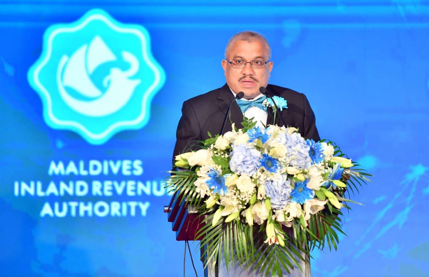 މާލެ: އޮގަސްޓް 3، 2018: މޯލްޑިވްސް އިންލަންޑް ރެވެނިއު އޮތޯރިޓީ (މީރާ)ގެ އަށް ވަނަ އަހަރީ ދުވަސް ފާހަގަކުރަން ދަރުބާރުގޭގައި ބޭއްވި ހަފުލާގެ ތެރެއިން: ނައިބު ރައީސް އަބްދުﷲ ޖިހާދު ޝަރަފުވެރިކޮށްދެއްވި މިހަފްލާގައި މީރާއިން މި އަހަރު ވެސް ވަނީ އެންމެ ގިނައިން ޓެކްސް ދެއްކި ފަރާތްތަކަށް، ތަފާތު 11 ގިންތިއަކުން 17 ފަރާތަކަށް ރަންލާރި އެވޯޑު ދީފައި.---ފޮޓޯ: ރައީސް އޮފީސް