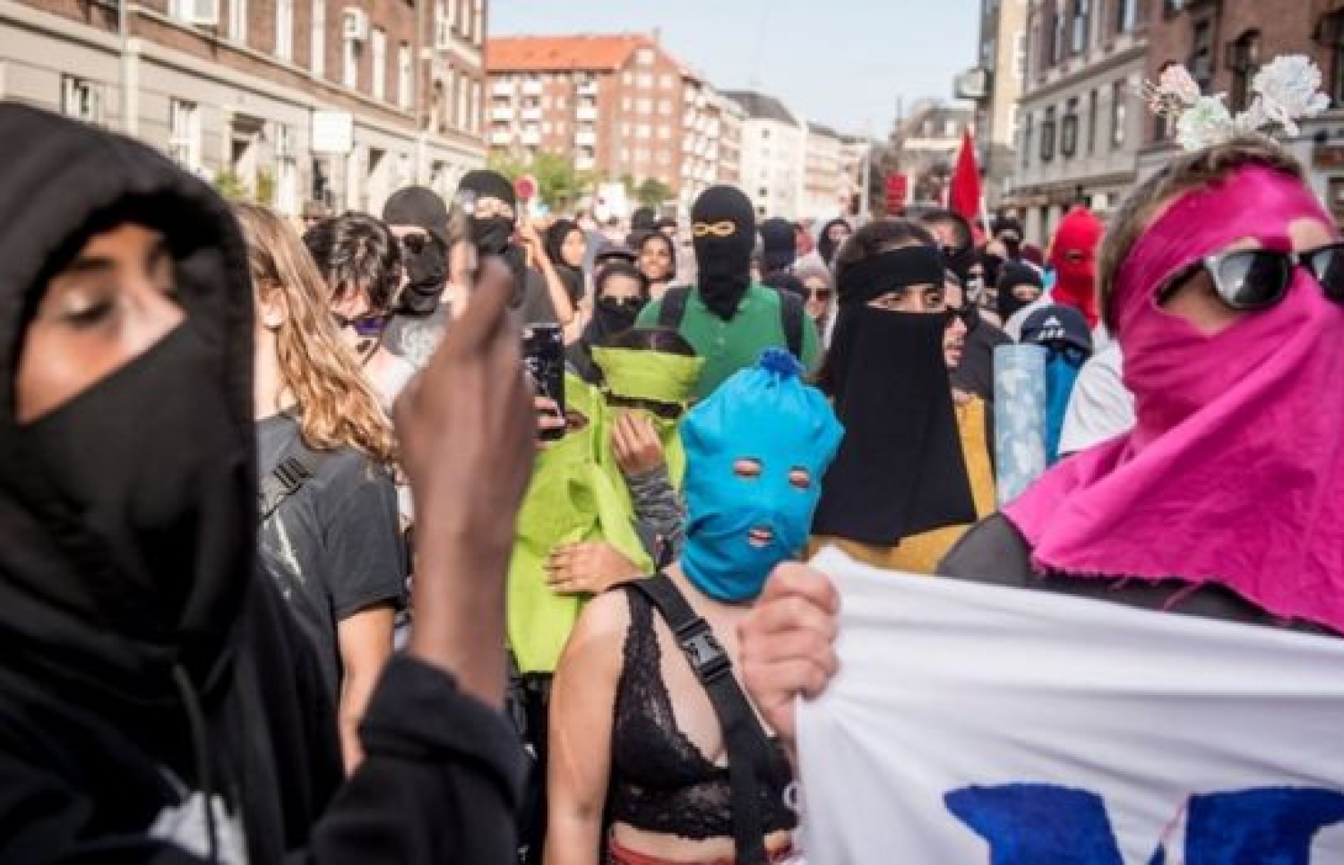 ޑެންމާކުގައި މޫނު ބުރުގާ އަޅާ މީހުންނަށް ހިތްވަރު ދިނުމުގެ ގޮތުން އިހްތިޖާޖް ކުރަނީ. --ފޮޓޯ:ރޮއިޓާސް