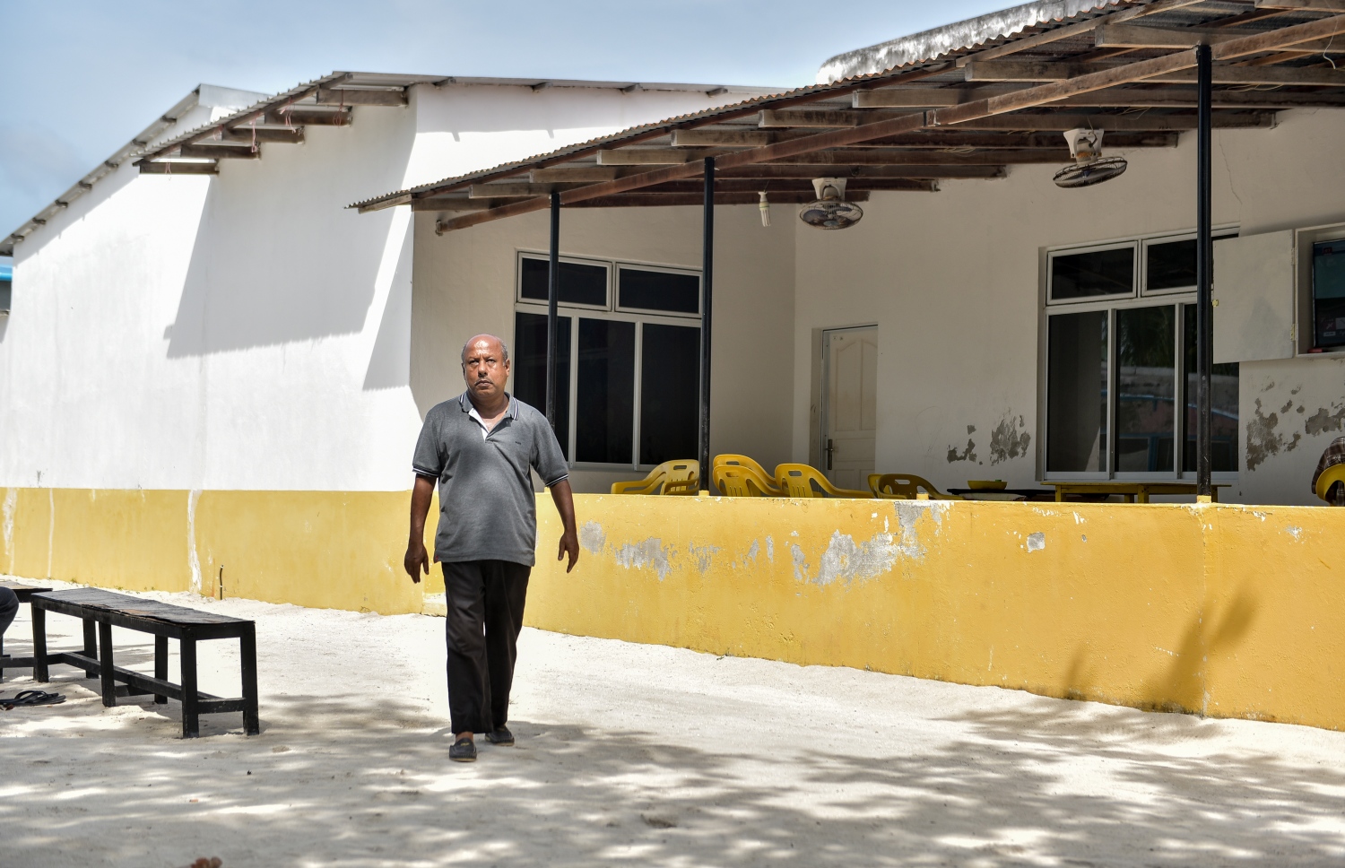 އަހުމަދު، އޮގަސްޓް 2018 ގައި އޭނާގެ ރަށް ހިންނަވަރުގައި "މިހާރު" ގެ ނޫސްވެރިން ބޭނުންވި ފޮޓޯއަކަށް ހިންގާލައްވަނީ.---ފައިލް ފޮޓޯ: ނިޝާން އަލީ/މިހާރު