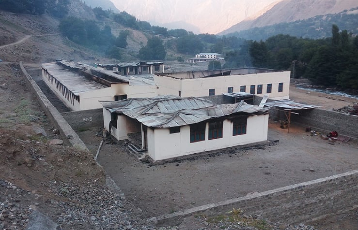 ޕާކިސްތާނުގެ އަންހެން ކުދިންގެ ސްކޫލަށް ހަމަލާ ދިން މީހުން ހޯދުމުގެ މަސައްކަތް ފުލުހުން ވަނީ ފަށާފައި.