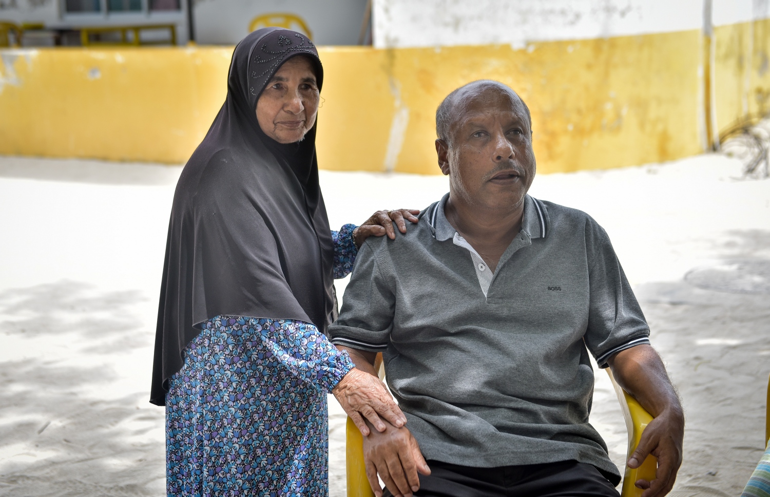 އިބޫގެ އެއްބަންޑު އެއްބަފާ ލޯފަން ހަތަރު ބޭފުޅުންގެ ތެރެއިން އަހުމަދުބެ، އޭނާގެ ބޮޑުދައިތައާ އެކު އިއްޔެ ފޮޓޯއެއް ނަންގަވަނީ.---ފޮޓޯ: ނިޝާން އަލީ/މިހާރު