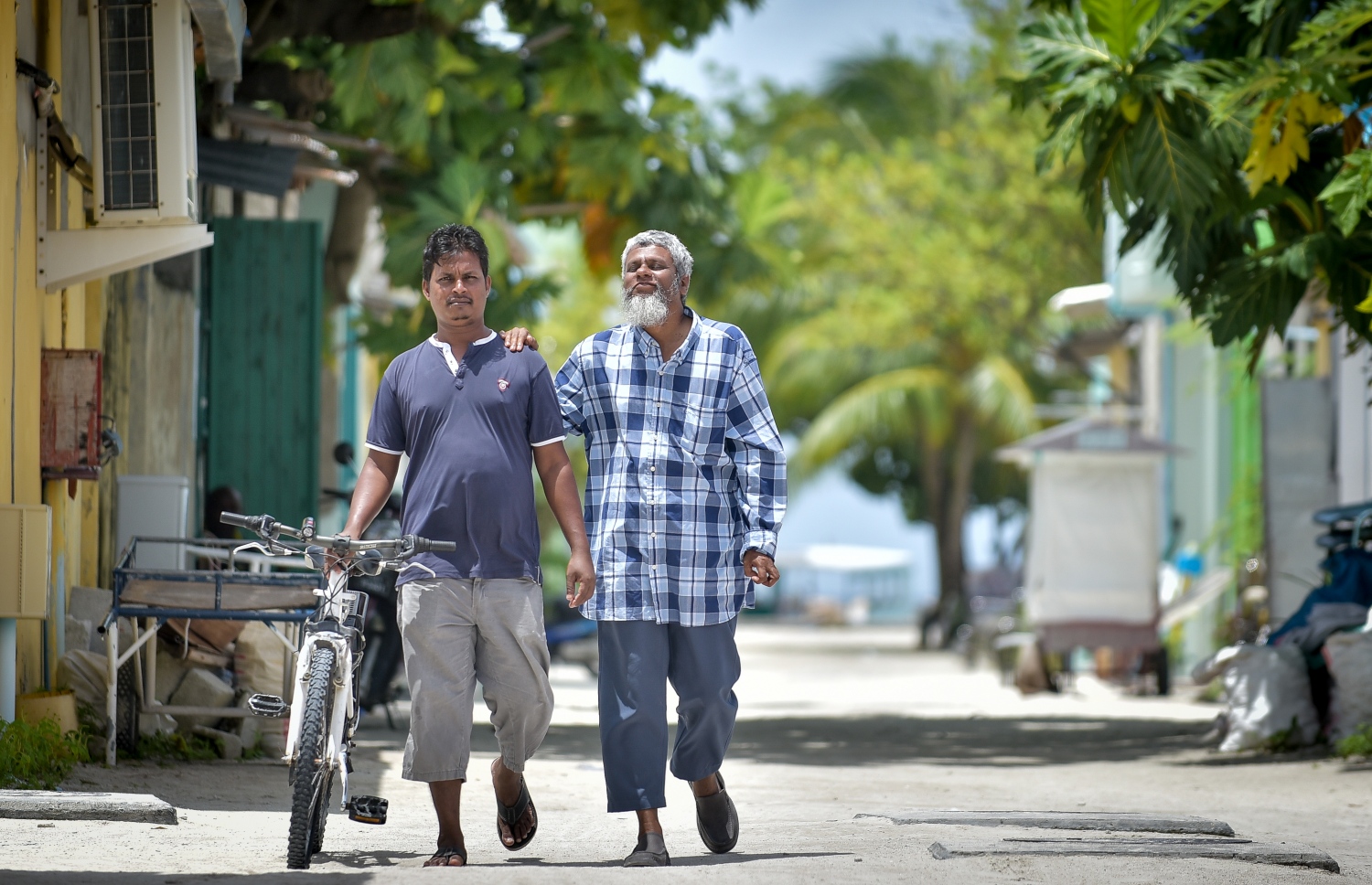 މޫސަބެ އިއްޔެގެ މެންދުރު ނަމާދަށް އެހީތެރިއަކާ އެކު މިސްކިތަށް ވަޑައިގަންނަވަނީ: އިބޫގެ އާއިލާގެ ލޯފަން ހަތަރު ބޭފުޅުންގެ ތެރެއިން މިވަގުތު އާންމުކޮށް ރަށުގައި އުޅުއްވަނީ މޫސަބެ.---ފޮޓޯ: ނިޝާން އަލީ/މިހާރު