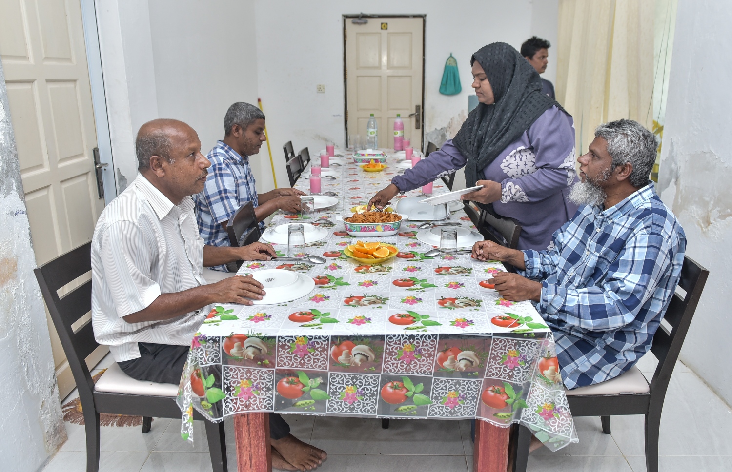 މޫސަބެ އާއި އަހުމަދުބެ އަދި ޝާޒް އިއްޔެގެ މެންދުރުގެ ކެއުމަށް އިންސާފު ކުރައްވަނީ.