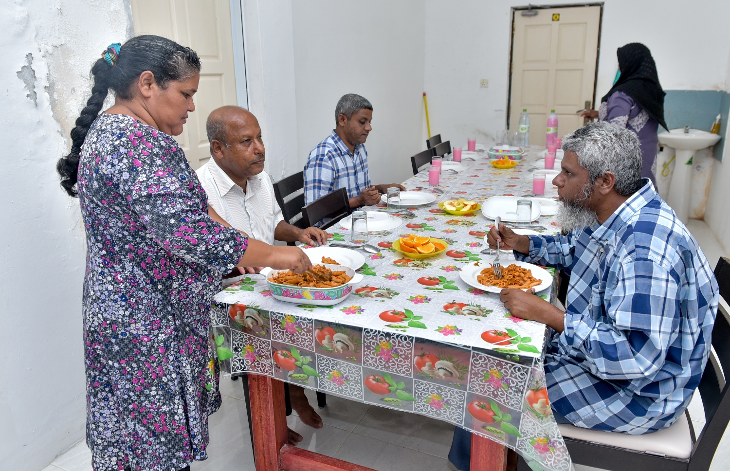 އިބޫގެ އާއިލާގެ ބައެއް ބޭފުޅުން ކެއުމަށް އިންސާފު ކުރައްވަނީ: ބައްޕަ އެކޭ އެއްގޮތަށް އިބޫ ވެސް ރަށަށް ވަޑައިގެންފި ނަމަ، ގެ އަށް އޮންނަނީ ބޮޑު އީދެެއް އައިސްފައި.---ފޮޓޯ: ނިޝާން އަލީ/މިހާރު