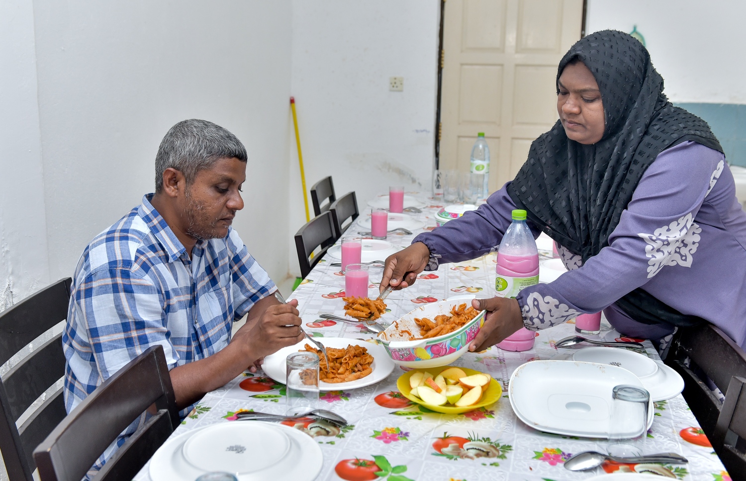 ޝާޒް، އިއްޔެގެ މެންދުރުގެ ކެއުމަށް އިންސާފު ކުރައްވަނީ.---ފޮޓޯ: ނިޝާން އަލީ/މިހާރު