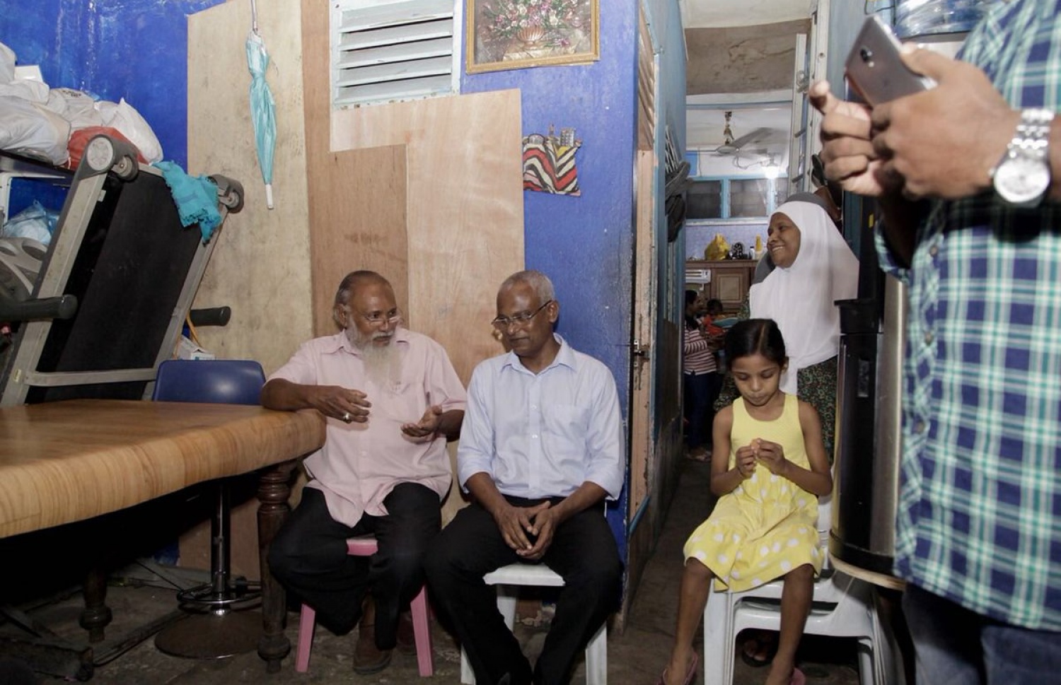 އިބޫ މިއަދު މާލެ ގެއަކަށް ވަޑައިގެން، އެ ގޭގައި ދިރިއުޅޭ މީހުންނާ ބައްދަލު ކުރައްވަނީ. - ފޮޓޯ: އެމްޑީޕީ