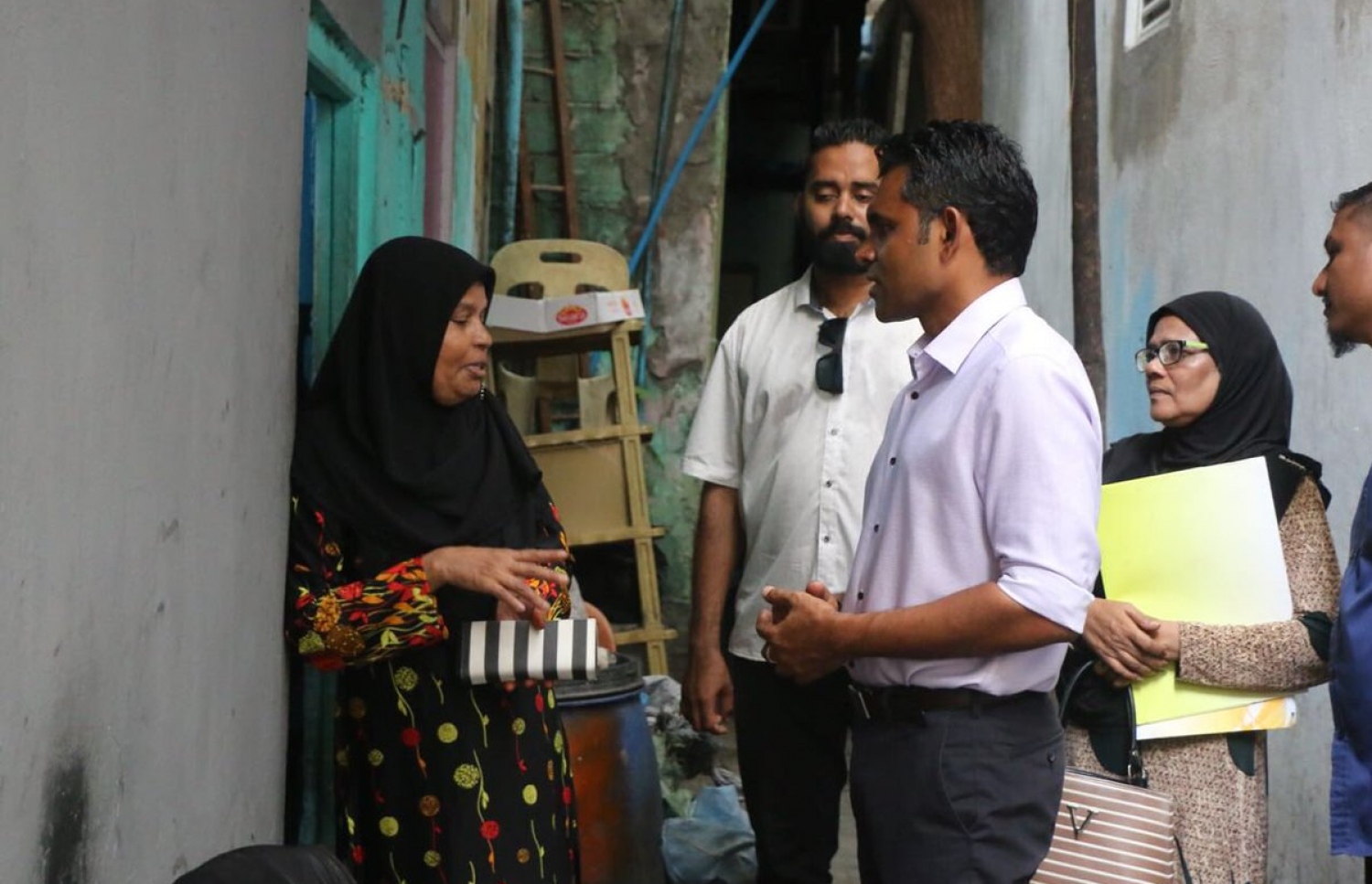 ފައިސަލް މިއަދު މާލޭގެ ގެއަކަށް ވަޑައިގެން، އެގޭގައި ދިރިއުޅޭ މީހުންގެ ހާލު ބައްލަވާލައްވަނީ. - ފޮޓޯ: އެމްޑީޕީ