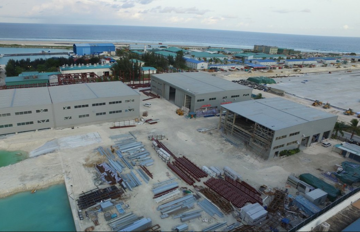 އެއާޕޯޓުގައި ސީޕްލޭންތައް މަރާމާތުކުރަން އަލަށް ހެދި ހެނގަރުތައް. ފޮޓޯ: އެމްއޭސީއެލް