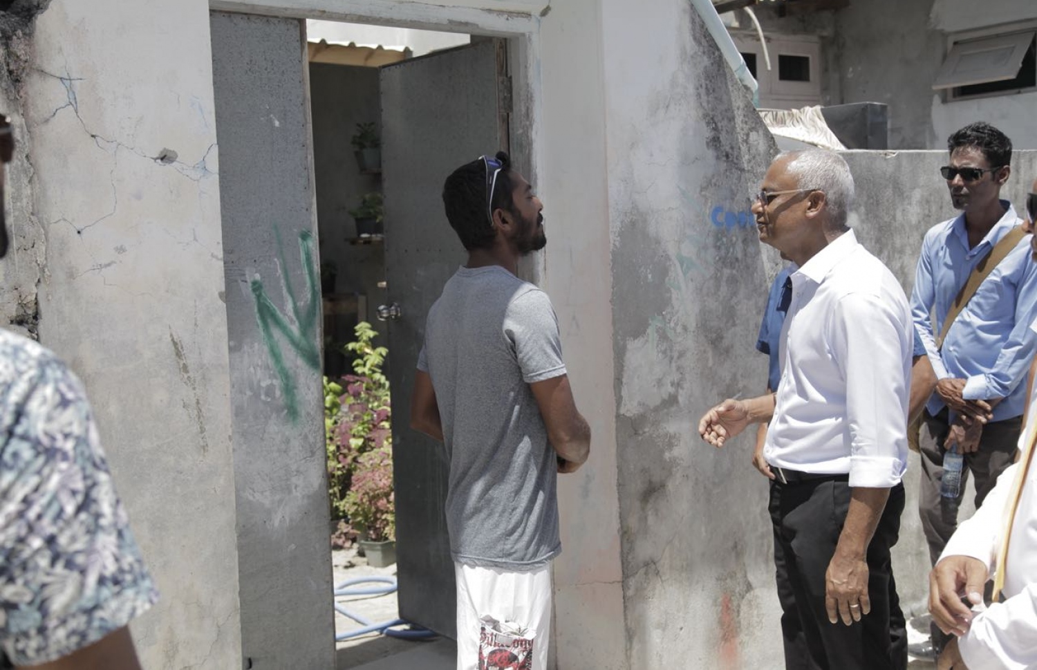 އިބޫ ގޭގެއަށް ޒިޔާރަތް ކުރައްވަނީ-- ފޮޓޯ: އެމްޑީޕީ