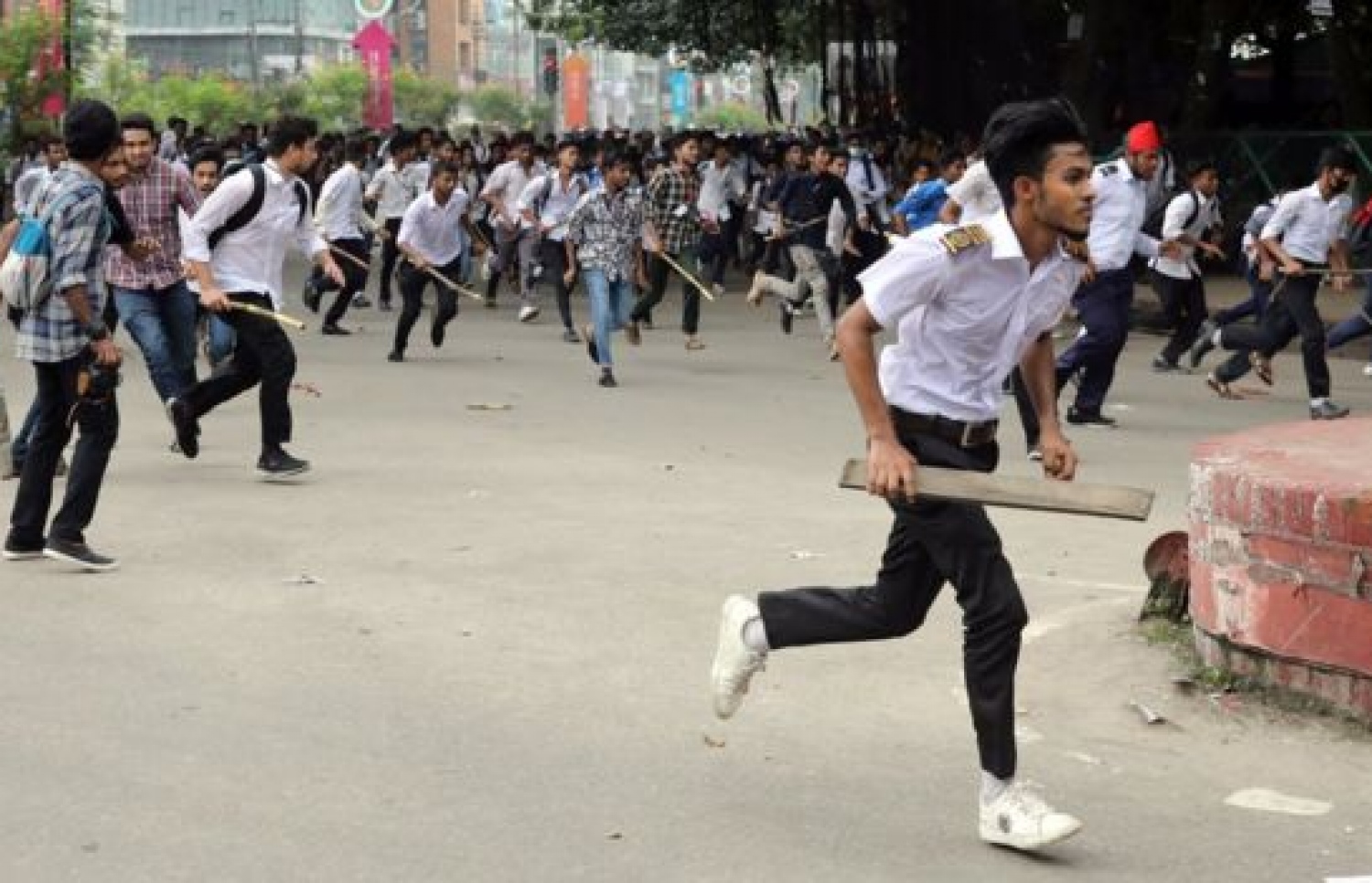 މުޒާހަރާ ކުރި ކުދިންނަށް ހަމަލާ ދިނީ ސަރުކާރަށް ތާއީދުކުރާ ކިޔަވާ ކުދިންގެ ގްރޫޕަކުން ކަމަށްވޭ. --ފޮޓޯ:ރޮއިޓާސް