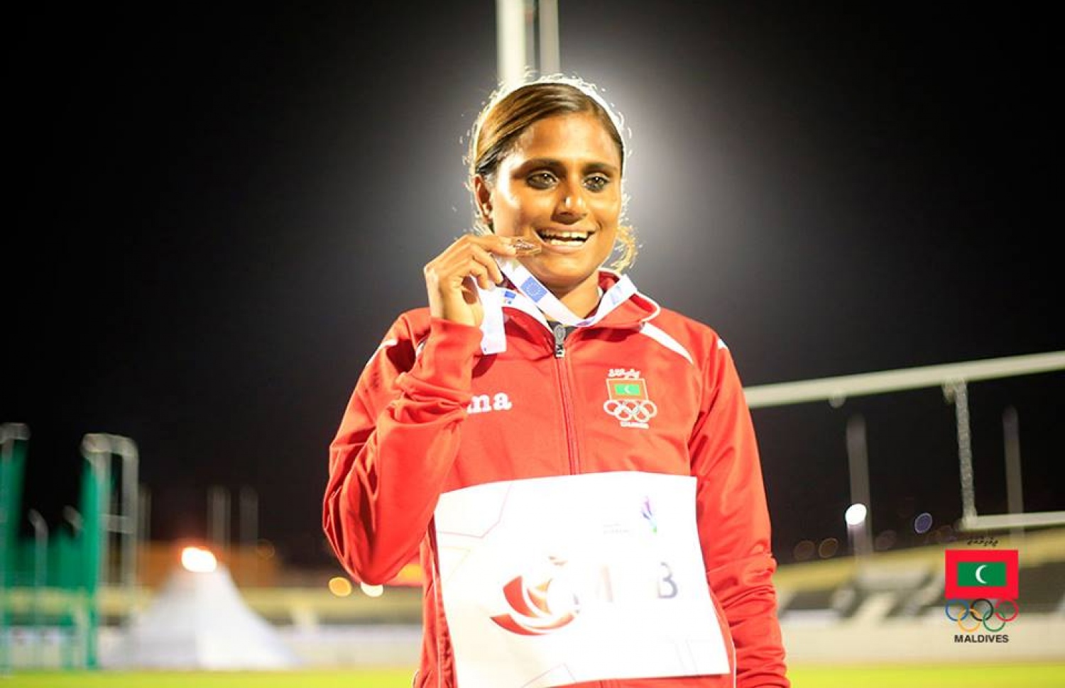 ރީޔޫނިއަންގައި 2015 ގައި ބޭއްވި އިންޑިއަން އޯޝަން އައިލެންޑް ގޭމްސްގައި 10،000 މީޓަރު ދުވުމުން ލޯ މެޑަލް ހޯދި ޝަމްހާ މެޑަލް ދައްކާލަނީ --- ފައިލް ފޮޓޯ: އެމްއޯސީ