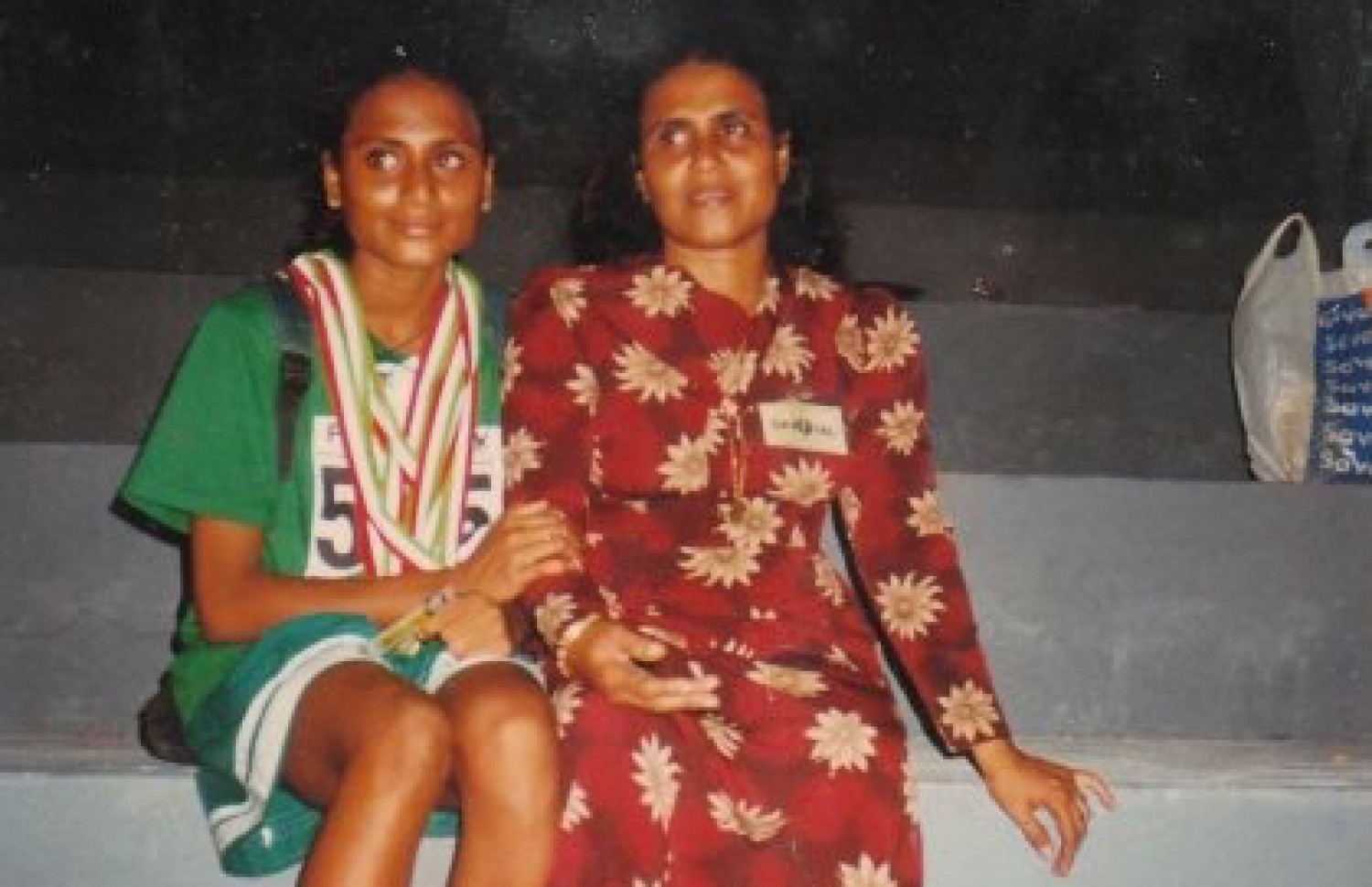 ޝަމްހާ (ވ) އޭނާގެ މަންމައާ އެކު.