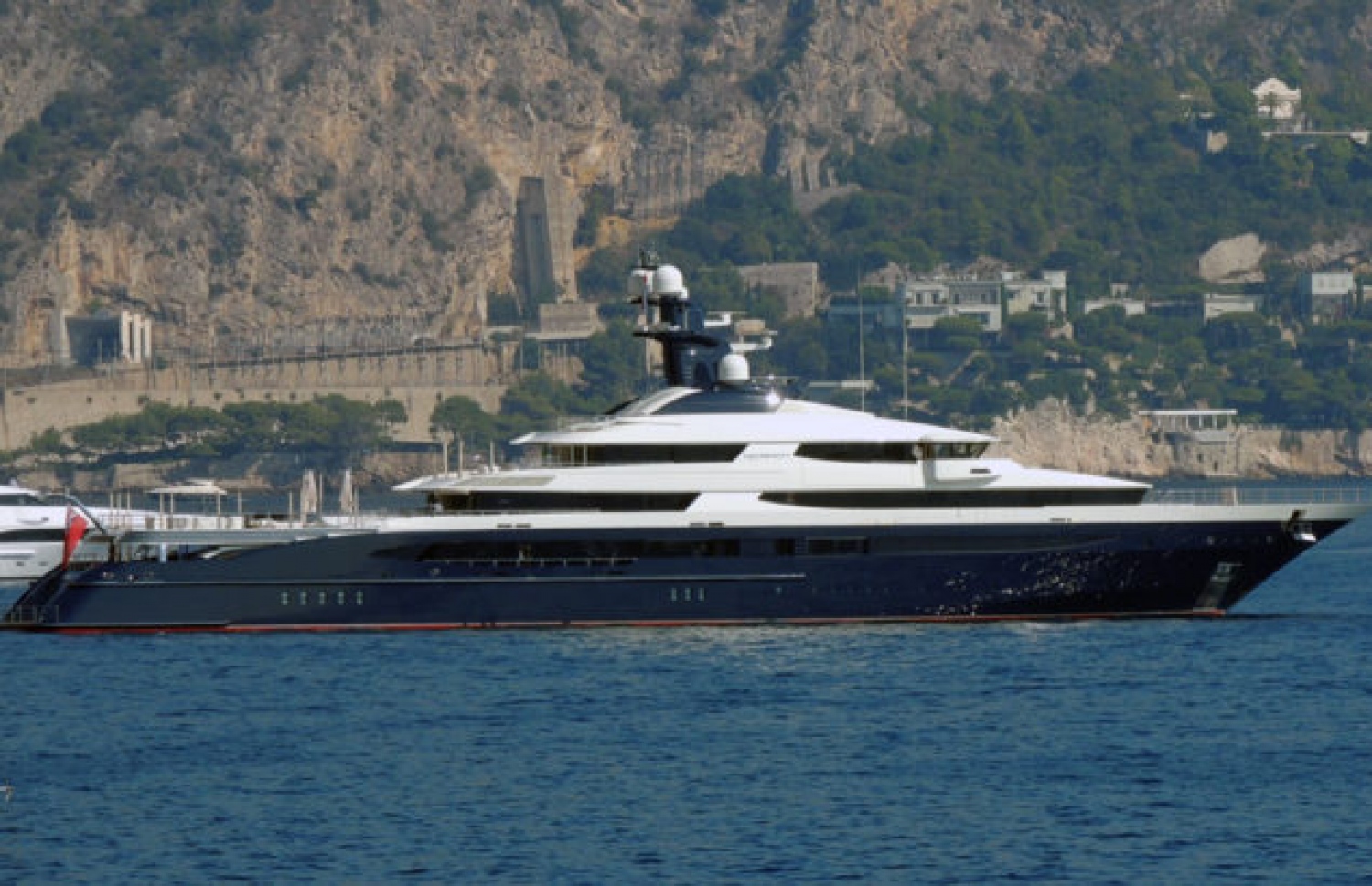 ޚިޔާނާތުގެ ފައިސާ އިން ގަނެފައިވާ ސުޕަ ޔޮޓް. --ފޮޓޯ:އޭއެފްޕީ