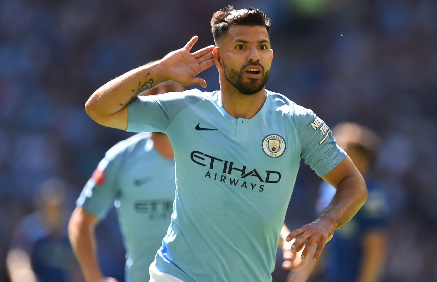 އަގުއެރޯ، ސިޓީ އަށް ލަނޑެއް ޖަހައިދިނުމަށް ފަހު އުފާފާޅުކުރަނީ. ސިޓީ ދޫކޮށް ބާސެލޯނާއާ ގުޅުނުތާ މާ ގިނަދުވަހެއް ނުވެ، ހިތުގެ މައްސަލައެއް ދިމާވެގެން އޭނާ ވަނީ ކުޅުން ހުއްޓާލާފައި.--