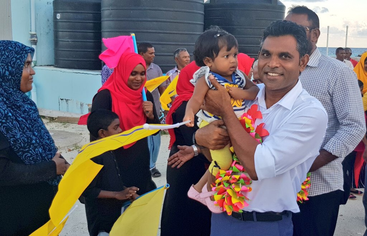 ފައިސަލް ދިއްގަރަށް ކުރެއްވި ދަތުރުގައި އެ ރަށުގެ ތުއްތު ކުއްޖަކު އުރާލައްވައިގެން