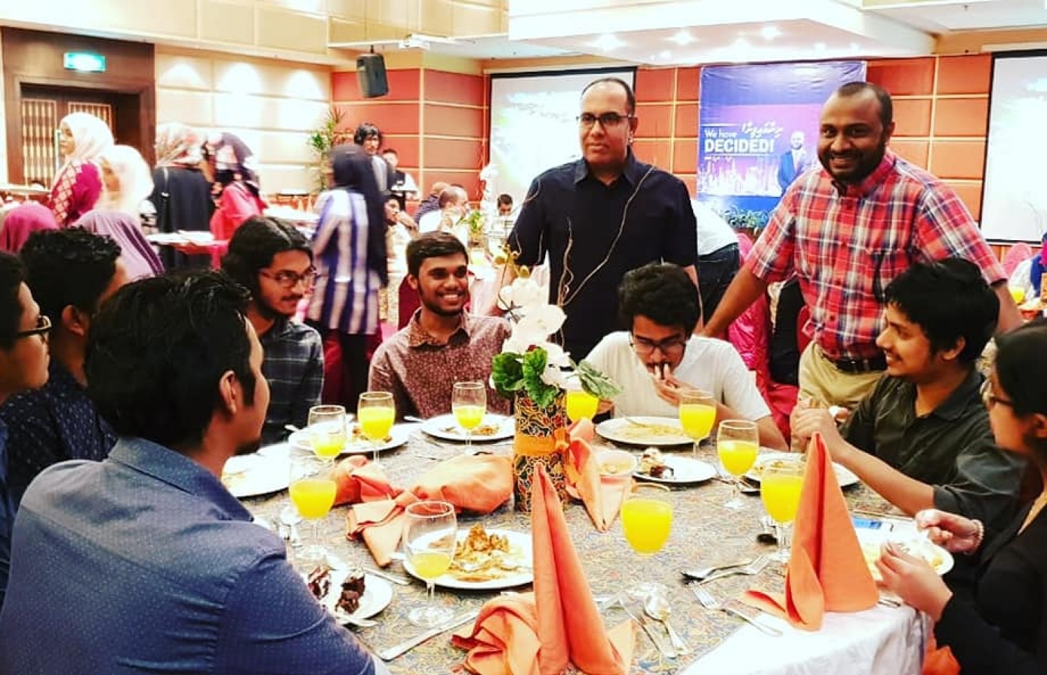 މެލޭޝިއާގައި ކިޔަވަމުން އަންނަ ދިވެހިންނާއެކު ޝަހީމް ރޭ ބޭއްވި ބައްދަލުވުން. -