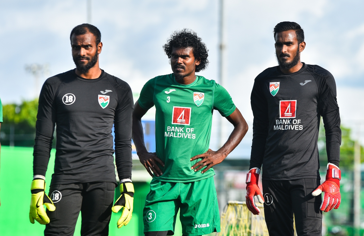 ގައުމީ ޓީމުގެ ފަރިތަކުރުންތަކުގެ ތެރެއިން ކީޕަރު ހުސެއިން (ކ) ޑިފެންޑަރު ނޫމާން (މ) އަދި ކީޕަރު ތޮލާލް.-- ފޮޓޯ: ހުސެއިން ވަހީދު