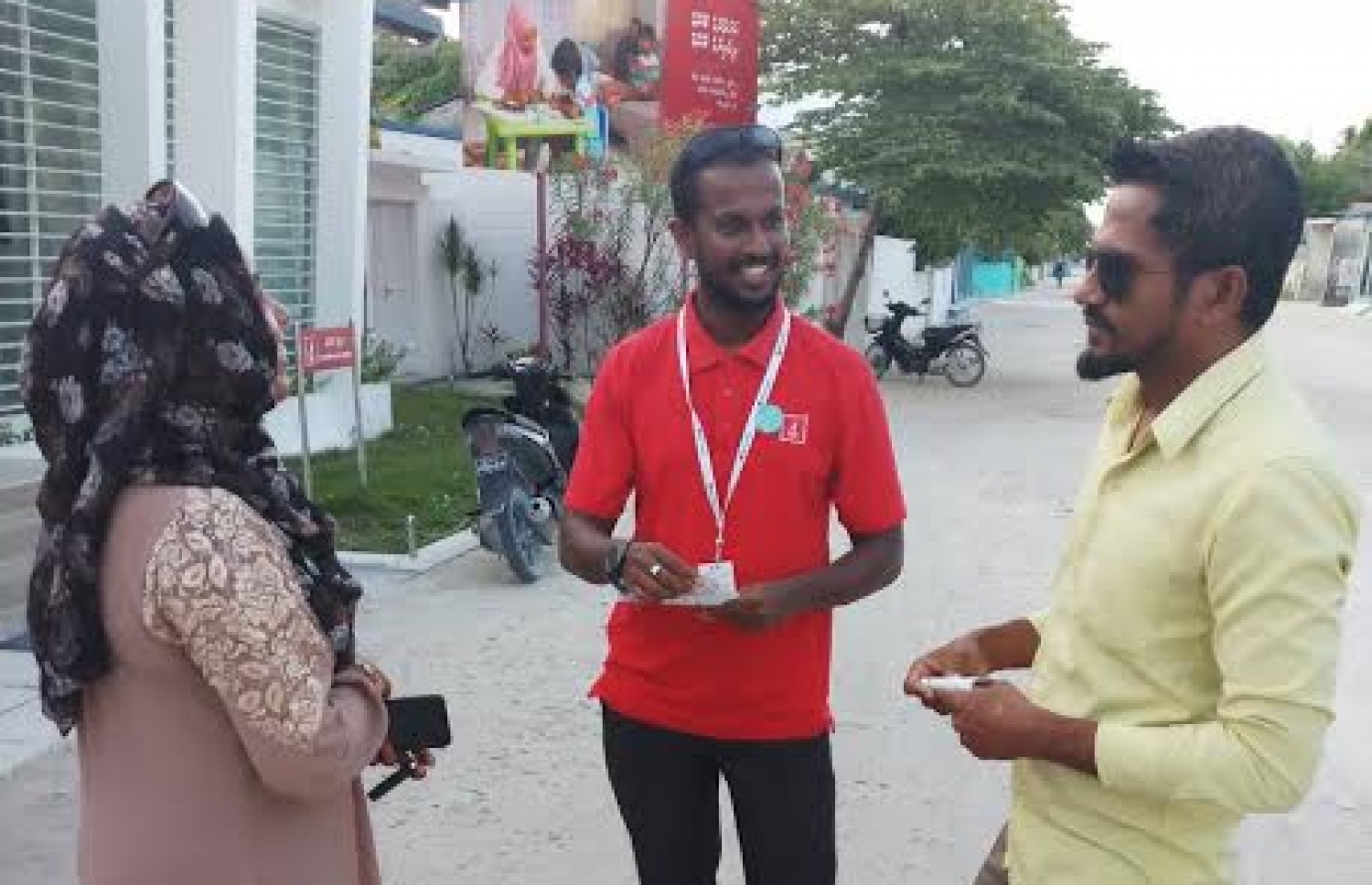 ބީއެމްއެލް އިސްލާމިކްގެ ޕާސަނަލް ފައިނޭންސުން މުދާ ގަނެގެން އުމްރާ ދަތުރެއް ލިބޭ ޕްރޮމޯޝަނާ ބެހޭ މައުލޫމާތު ކަސްޓަމަރުންނަށް ކިޔައިދެނީ. ފޮޓޯ: ބީއެމްއެލް