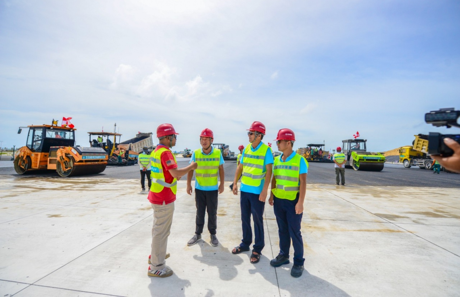 ވެލާނާ އިންޓަނޭޝަނަލް އެއާޕޯޓުގައި ރަންވޭ އެޅުމުގެ މަސައްކަތް ކުރަނީ. - ފޮޓޯ: އެމްއޭސީއެލް