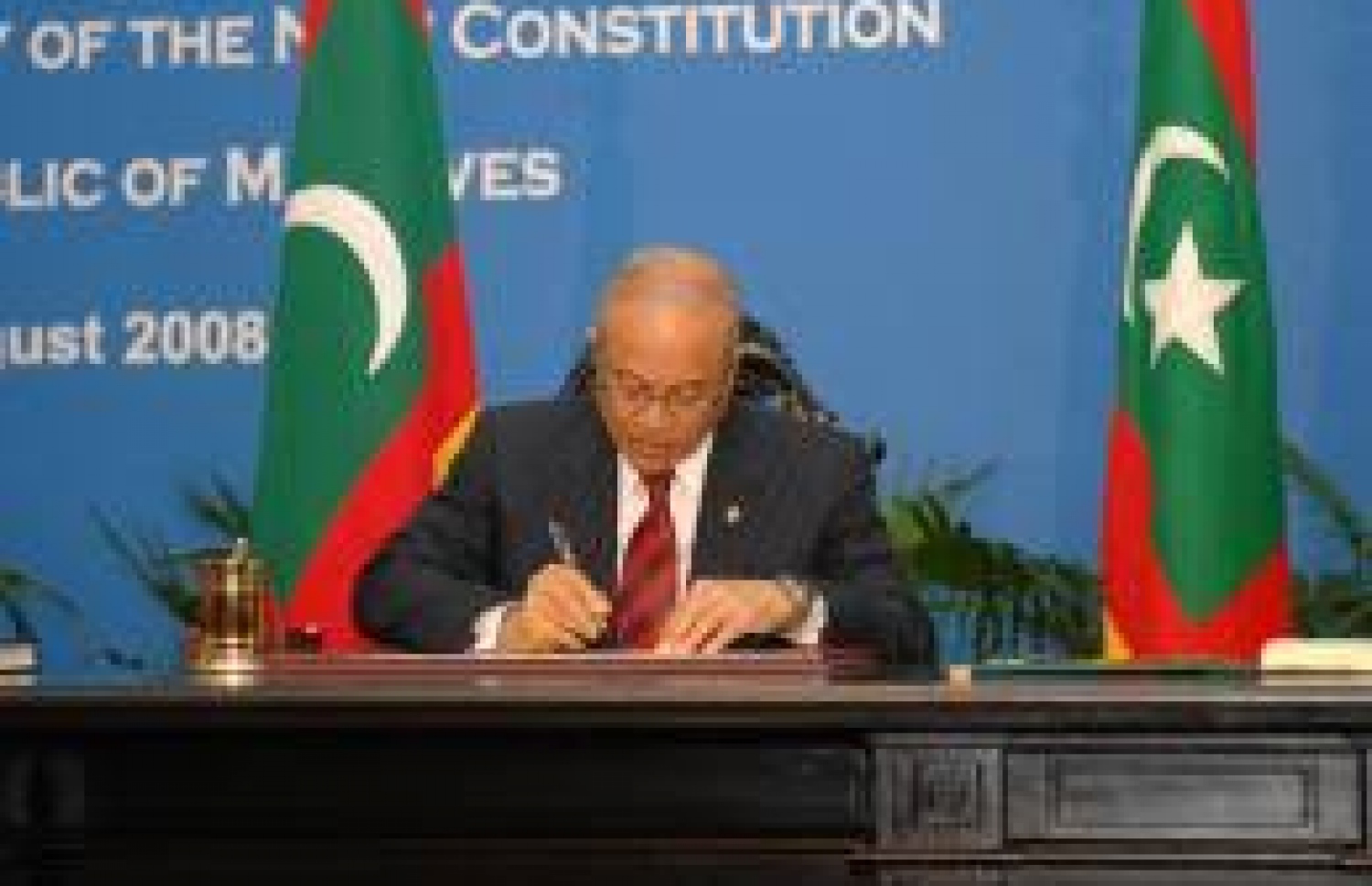 މިހާރުގެ ގާނޫނުއަސާސީ، އޭރުގެ ރައީސް މައުމޫން އަބްދުލްގައްޔޫމް އޯގަސްޓް 7، 2008 ގައި ތަސްދީގު ކުރައްވަނީ.