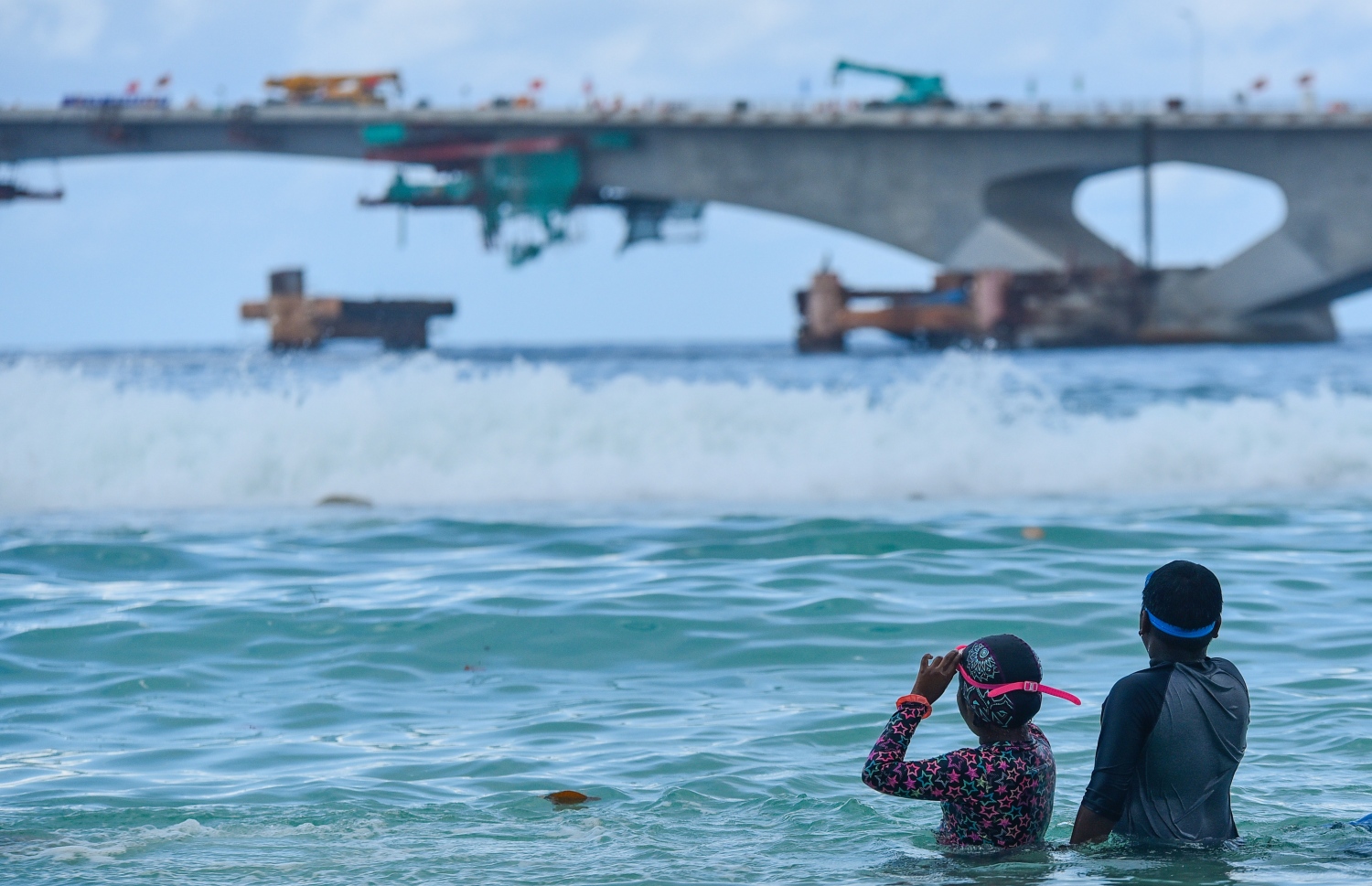 އާޓިފިޝަލް ބީޗްގައި ކުދިންތަކެއް މޫދަށް އެރި ކުޅެނީ
