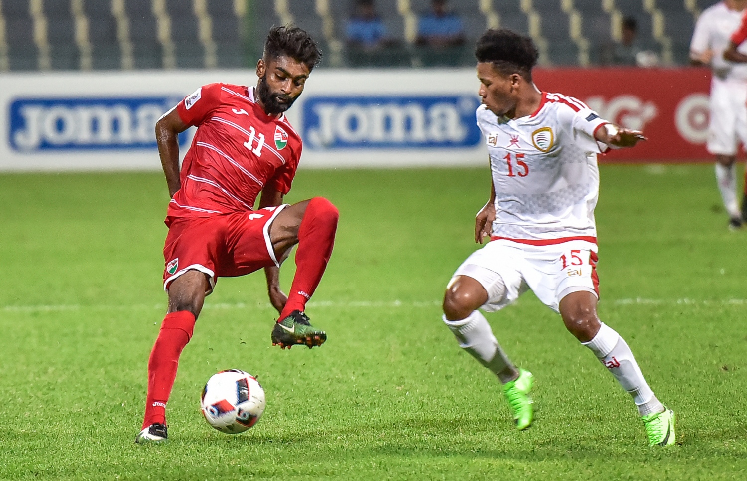 ގައުމީ ޓީމު އޮމާނާ ދެކޮޅަށް ކުޅުނު މެޗުގެ ތެރެއިން ރިޒޭ ބޯޅަ ފޮނުވާލަނީ. -- ފޮޓޯ: ނިޝާން އަލީ/ މިހާރު