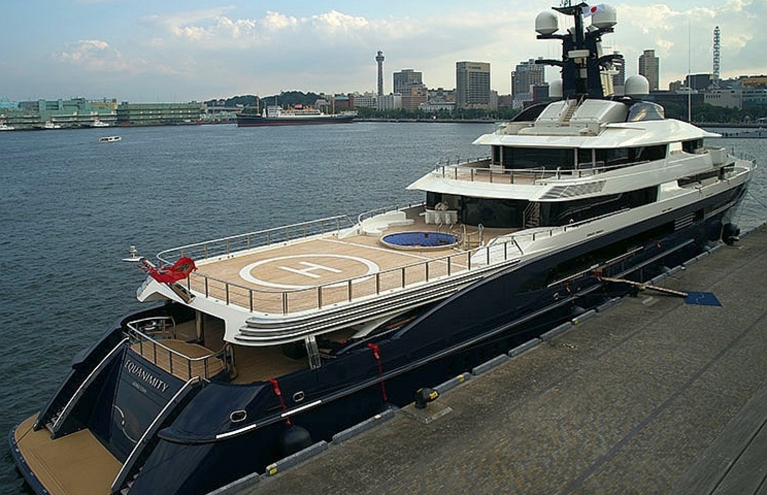 ޚިޔާނާތުގެ ފައިސާ އިން ގަނެފައިވާ ސުޕަ ޔޮޓް. --ފޮޓޯ:އޭއެފްޕީ