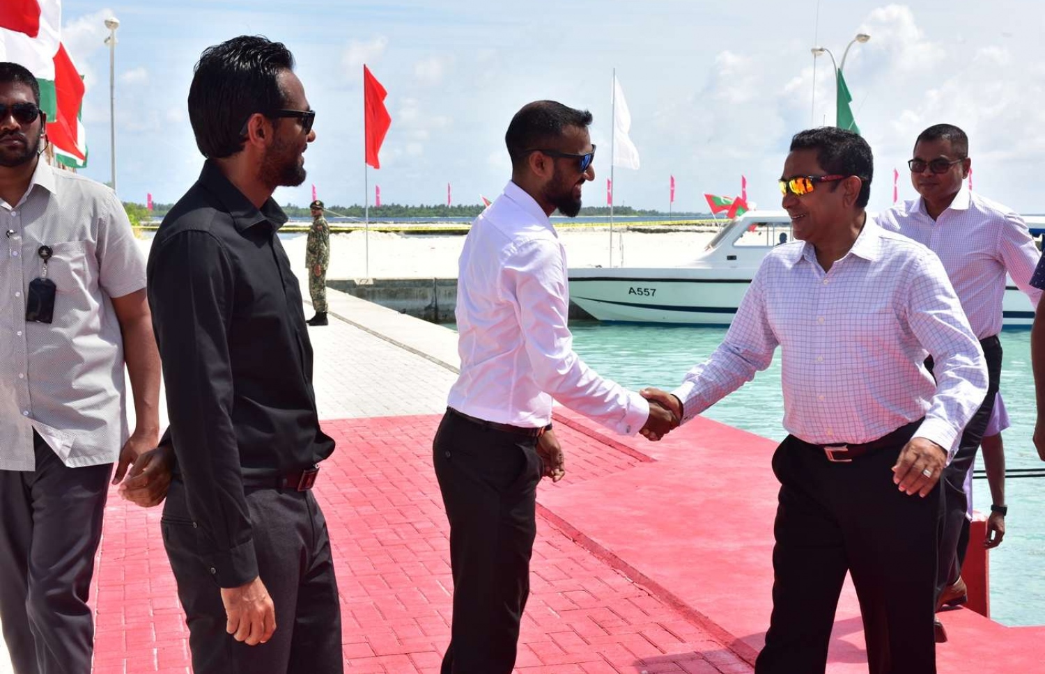 ރައީސް ޔާމީން މަޑަވެލީ ދާއިރާގެ މެމްބަރު މުއާޒް މުހައްމަދު ރަޝީދުއާ ސަލާމް ކުރައްވަނީ. --ފޮޓޯ: ރައީސް އޮފީސް