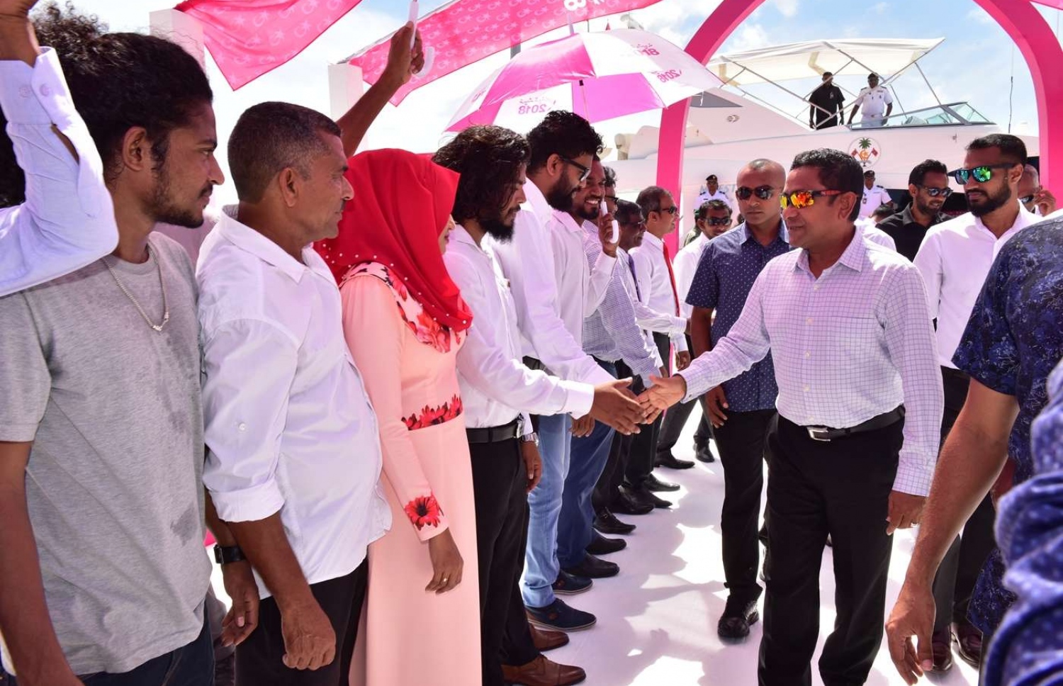 ރައީސް ޔާމީން މަޑަވެއްޔަށް ވަޑައިގެން އެ ރަށުގެ ރައްޔިތުންނާ ސަލާމްކުރައްވަނީ. --ފޮޓޯ/ރައީސް އޮފީސް