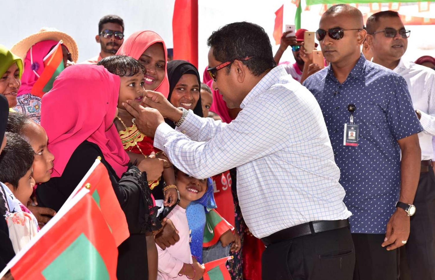ރައީސް އަބްދުﷲ ޔާމީން މިއަދު ގދ. މަޑަވެއްޔަށް ވަޑައިގަތުމުން، އެ ރަށު ރައްޔިތުން އެމަނިކުފާނަށް މަރުހަބާ ކިޔަނީ. - ފޮޓޯ: ރައީސް އޮފީސް