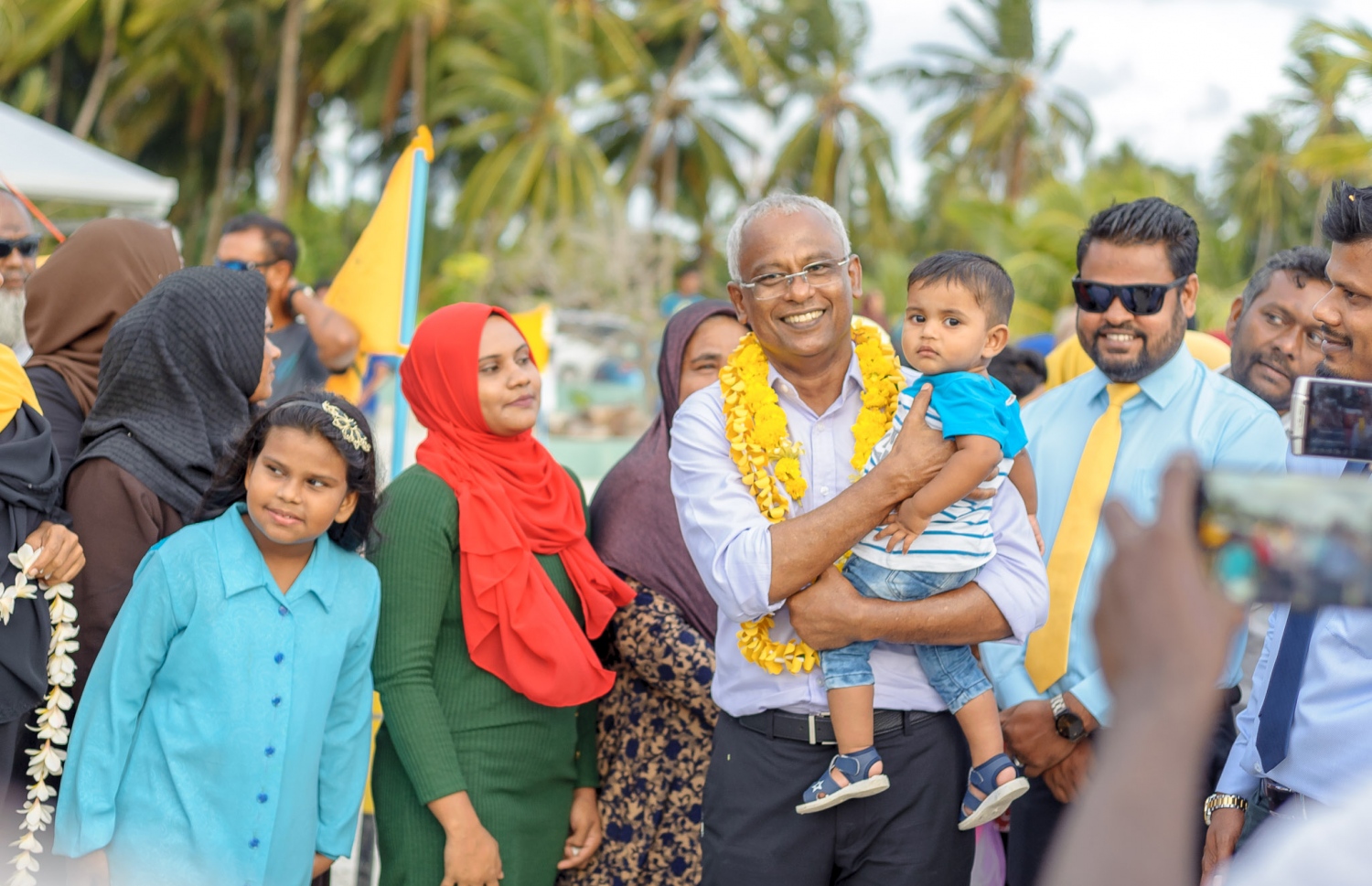 އިބޫ، ރާއްޖޭގެ ރަށަކަށް ކުރެއްވި ކެމްޕެއިން ދަތުރެއްގައި ކުޑަ ކުއްޖަކު އުރާލައިގެން. - ފޮޓޯ: އެމްޑީޕީ