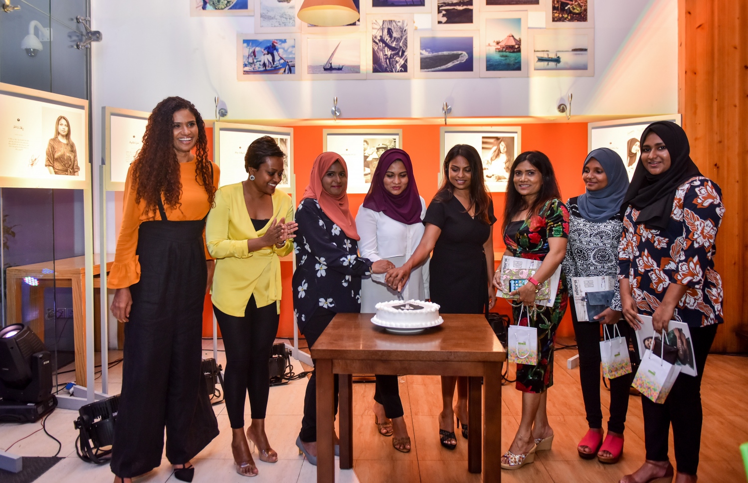 އޮގަސްޓް 7، 2018- ސީހައުސް ބްރެސަރީ: "ދޯ" މަޖައްލާގެ 12 ވަނަ އަދަދު ނެރުމުގެ ހަފުލާގައި ތައްޔާރުކުރި ހާއްސަ ކޭކު ފަޅަނީ -- ފޮޓޯ: އަހުމަދު ނިޝާތު